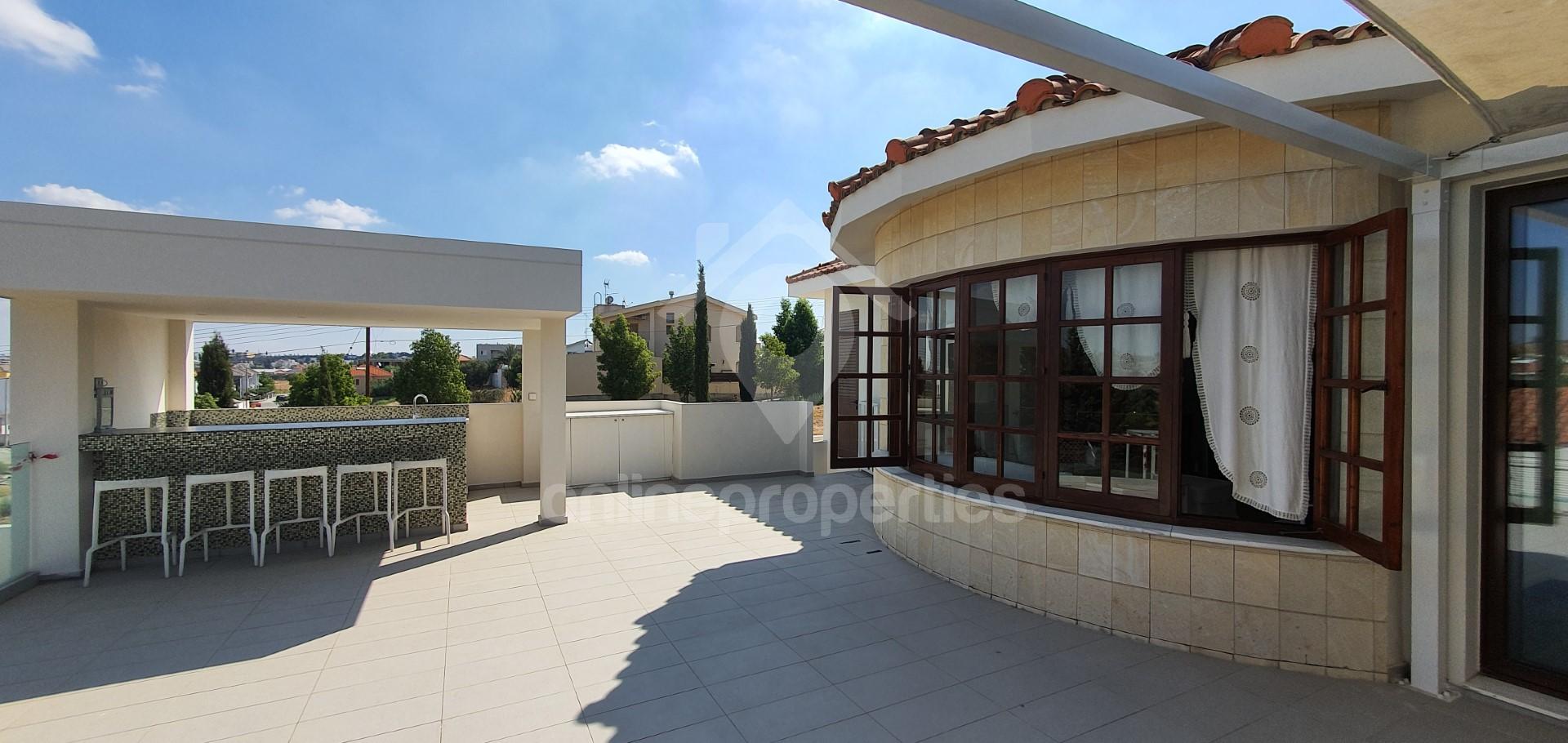 To change image, hover mouse over thumbnails below