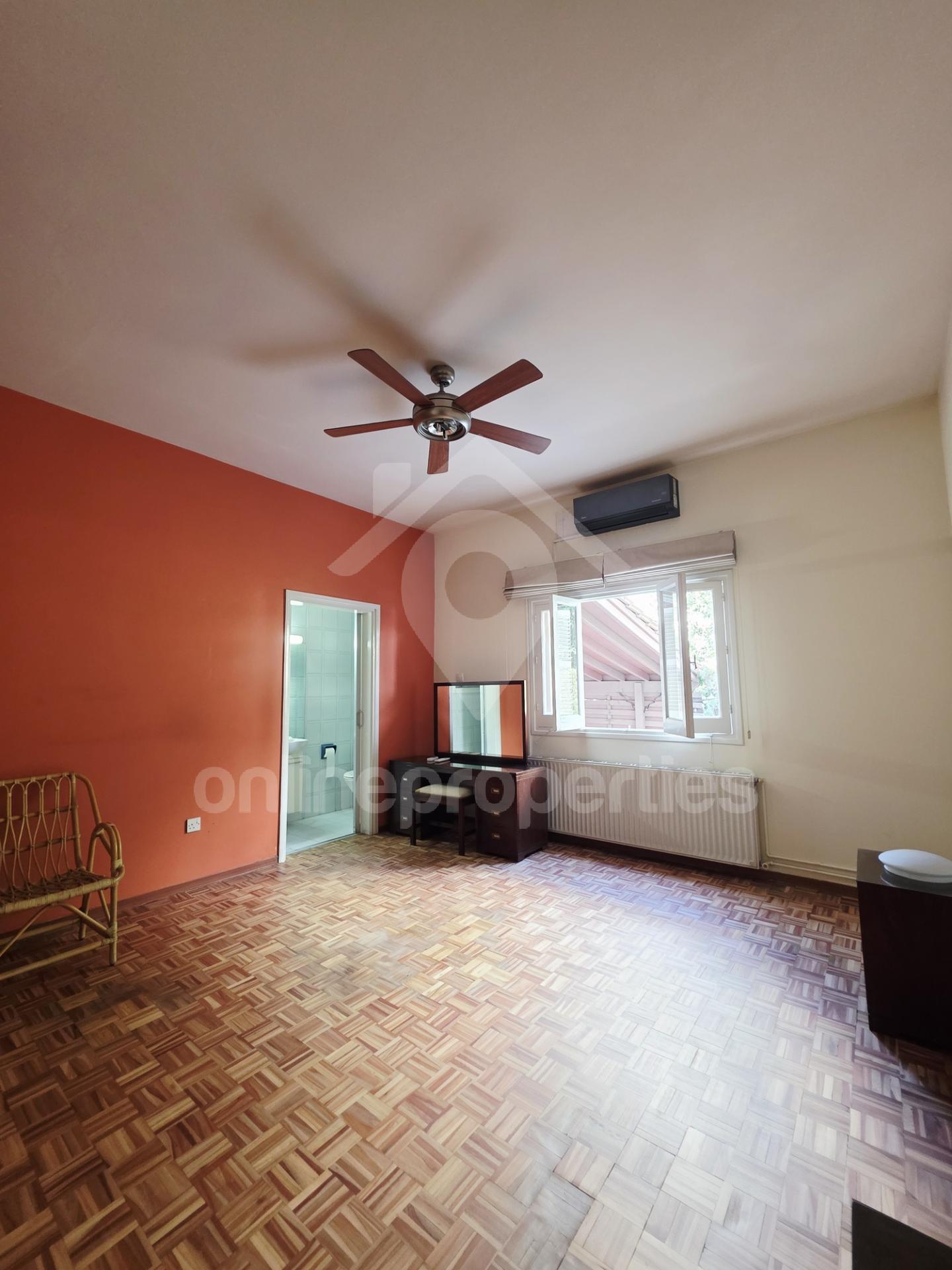 To change image, hover mouse over thumbnails below