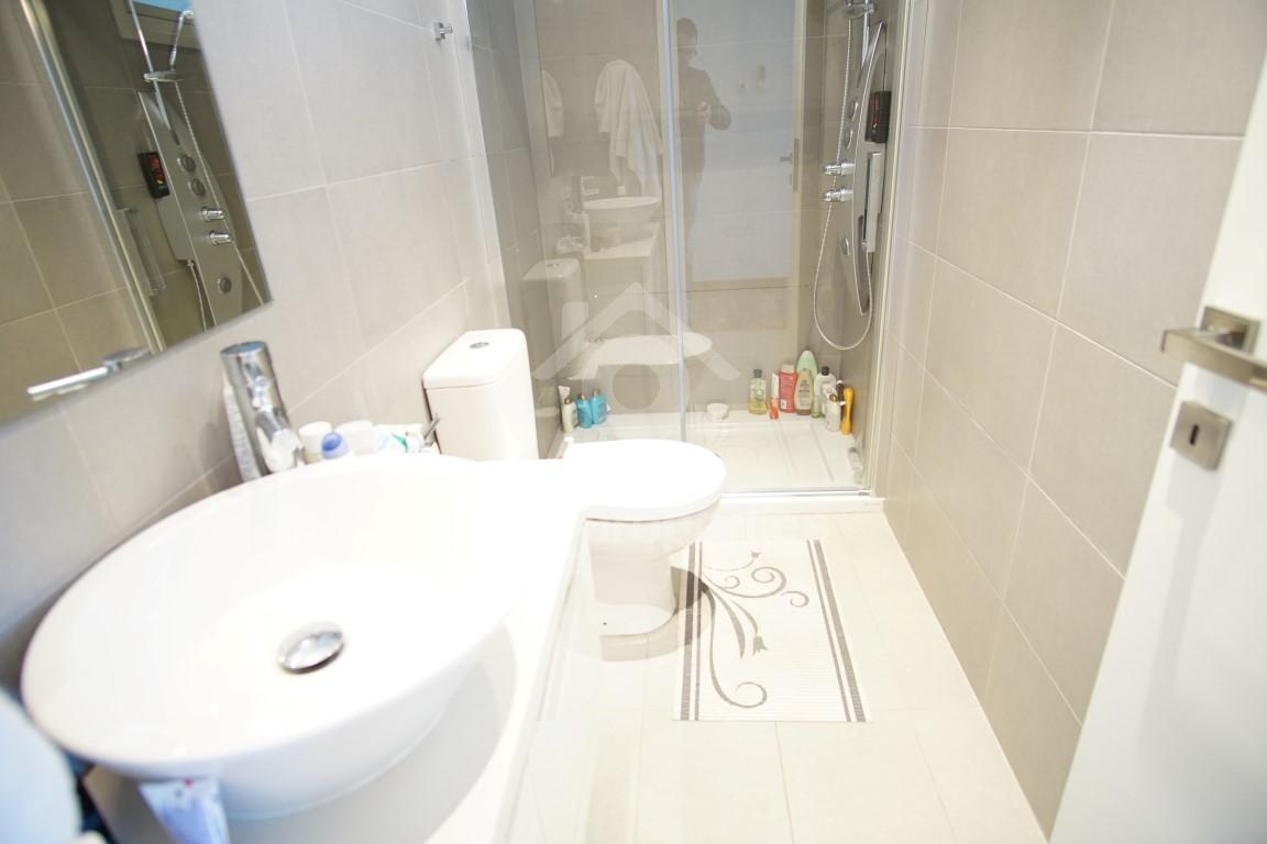 To change image, hover mouse over thumbnails below