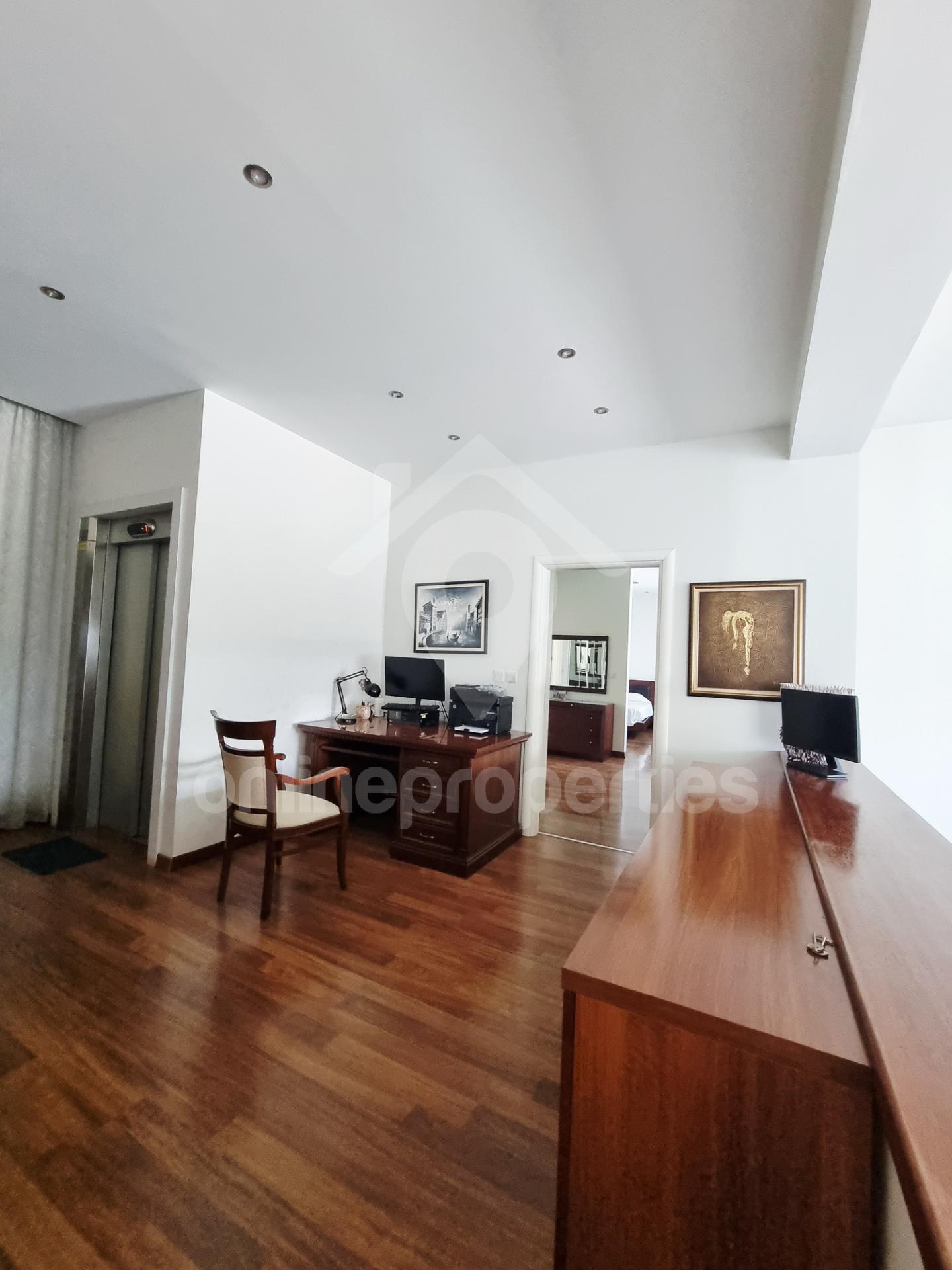 To change image, hover mouse over thumbnails below