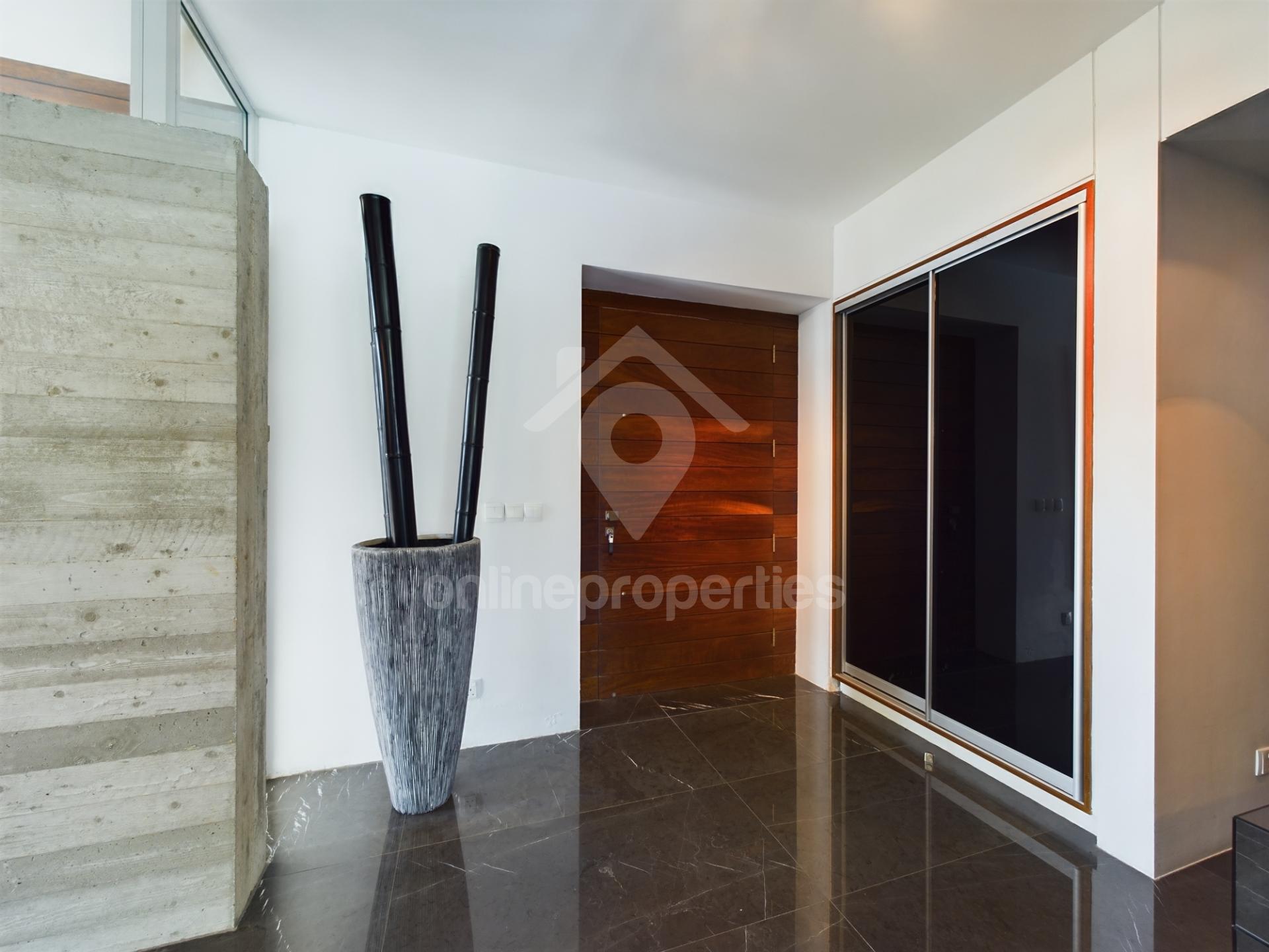 To change image, hover mouse over thumbnails below