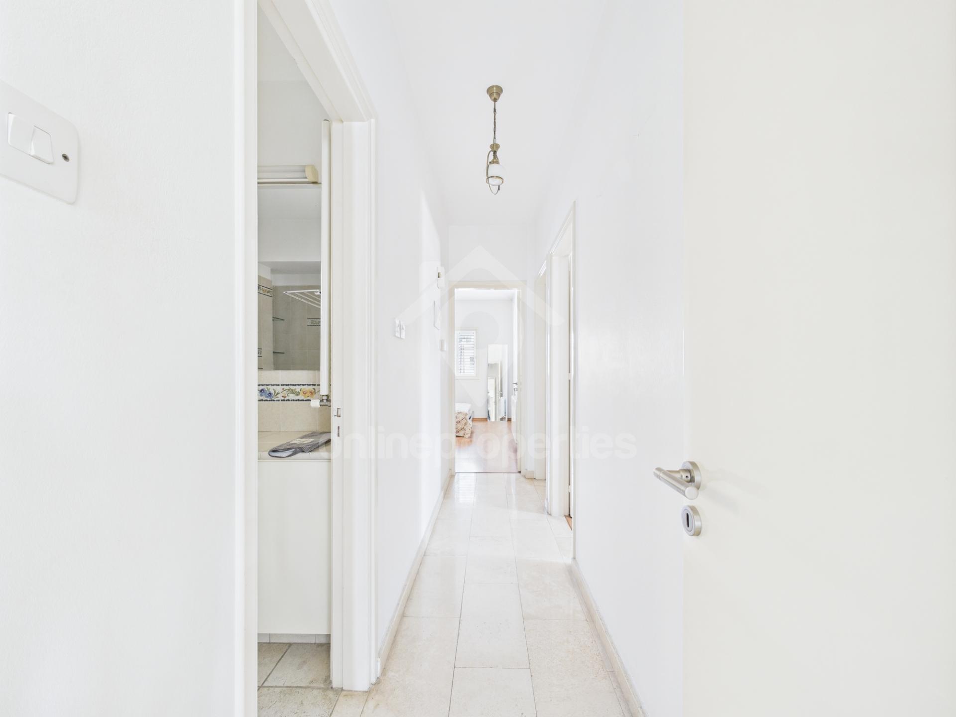 To change image, hover mouse over thumbnails below