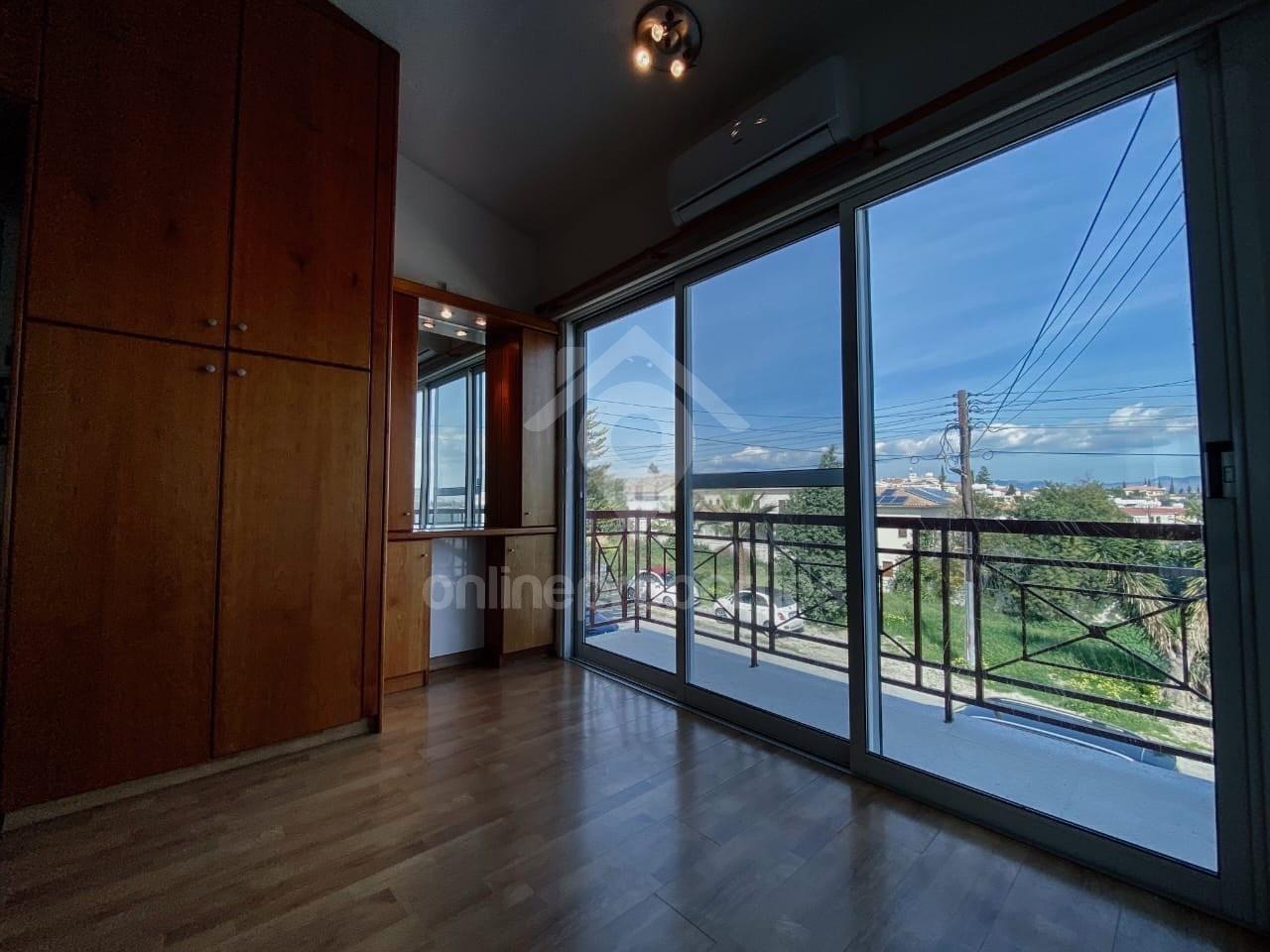 To change image, hover mouse over thumbnails below