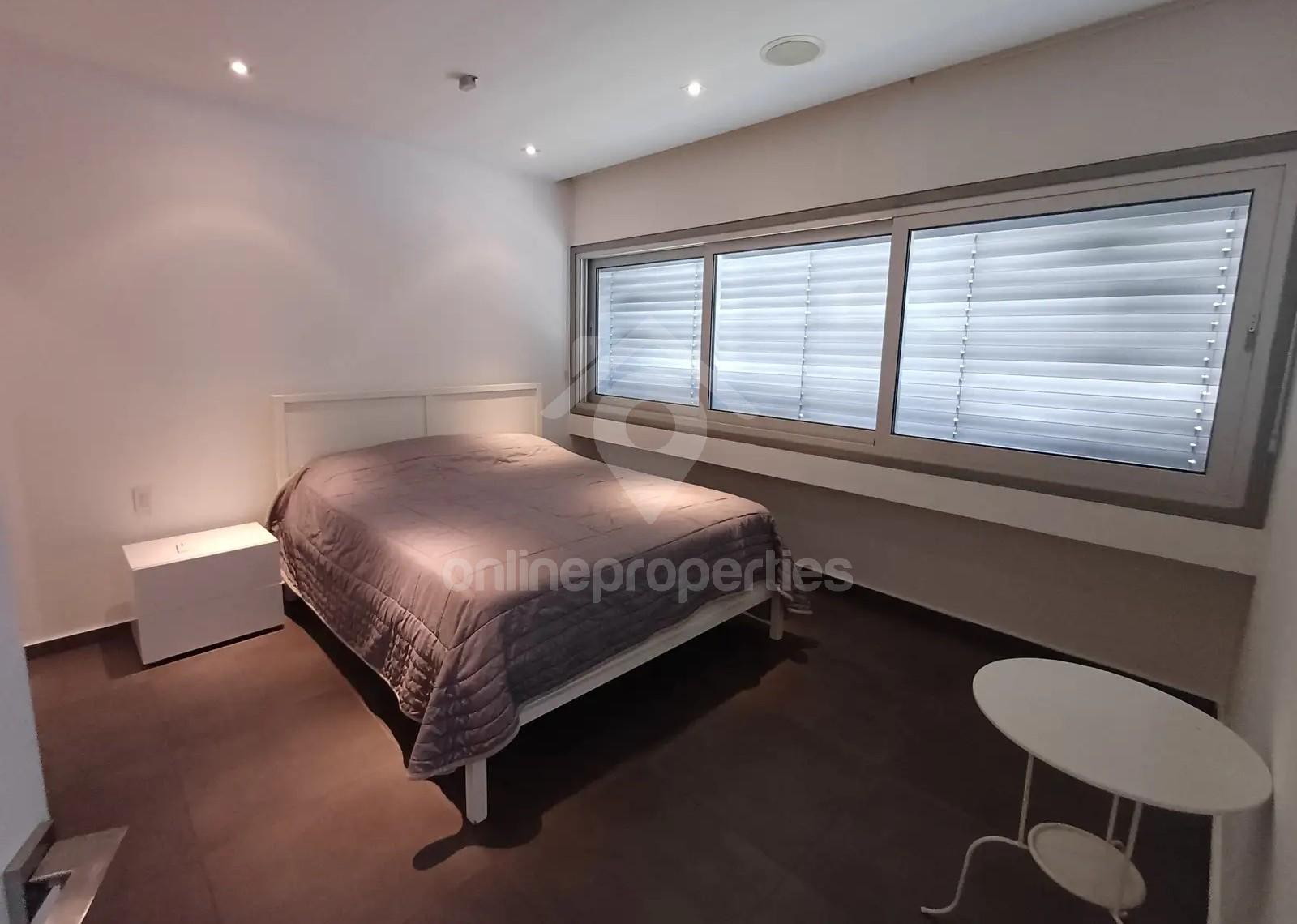 To change image, hover mouse over thumbnails below