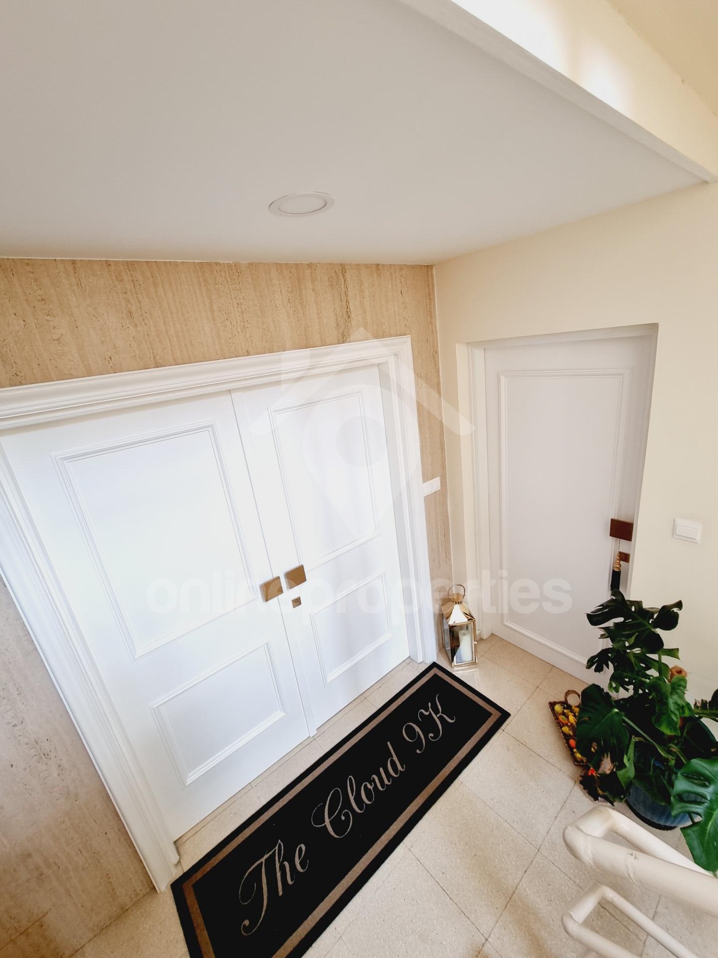 To change image, hover mouse over thumbnails below