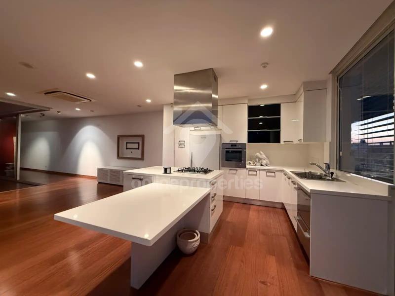 To change image, hover mouse over thumbnails below