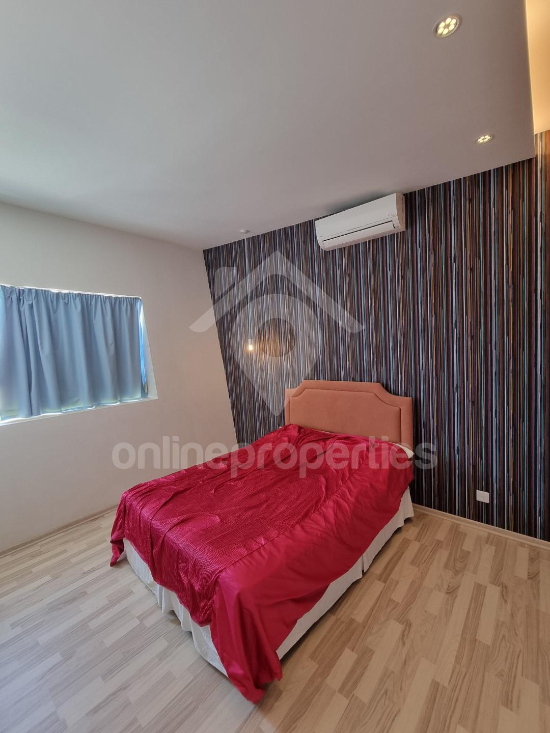 To change image, hover mouse over thumbnails below