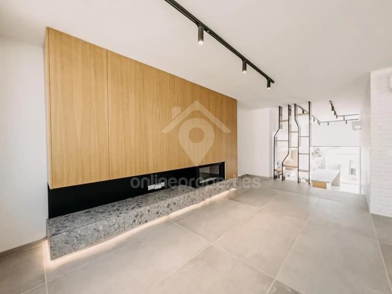 To change image, hover mouse over thumbnails below