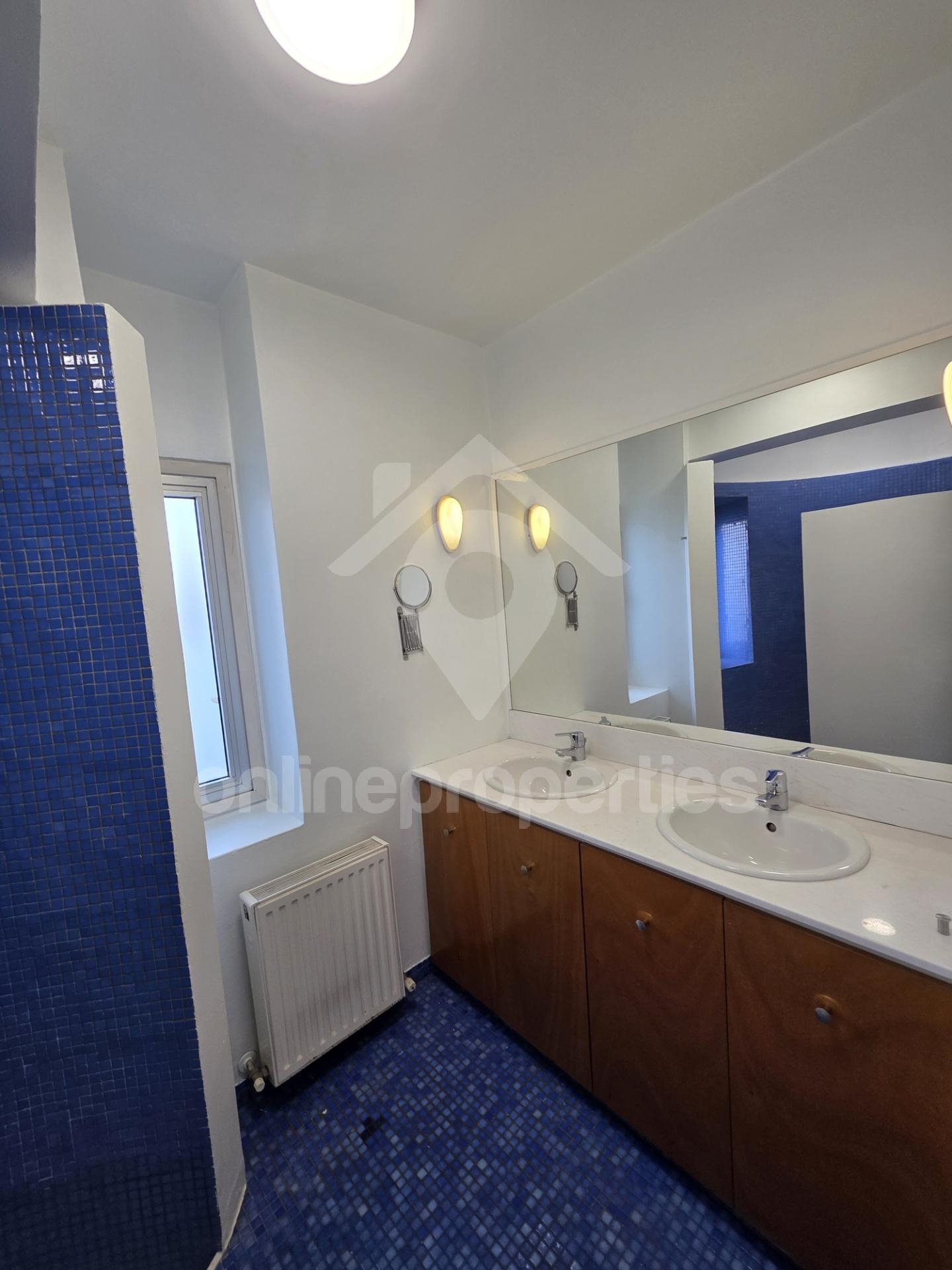 To change image, hover mouse over thumbnails below