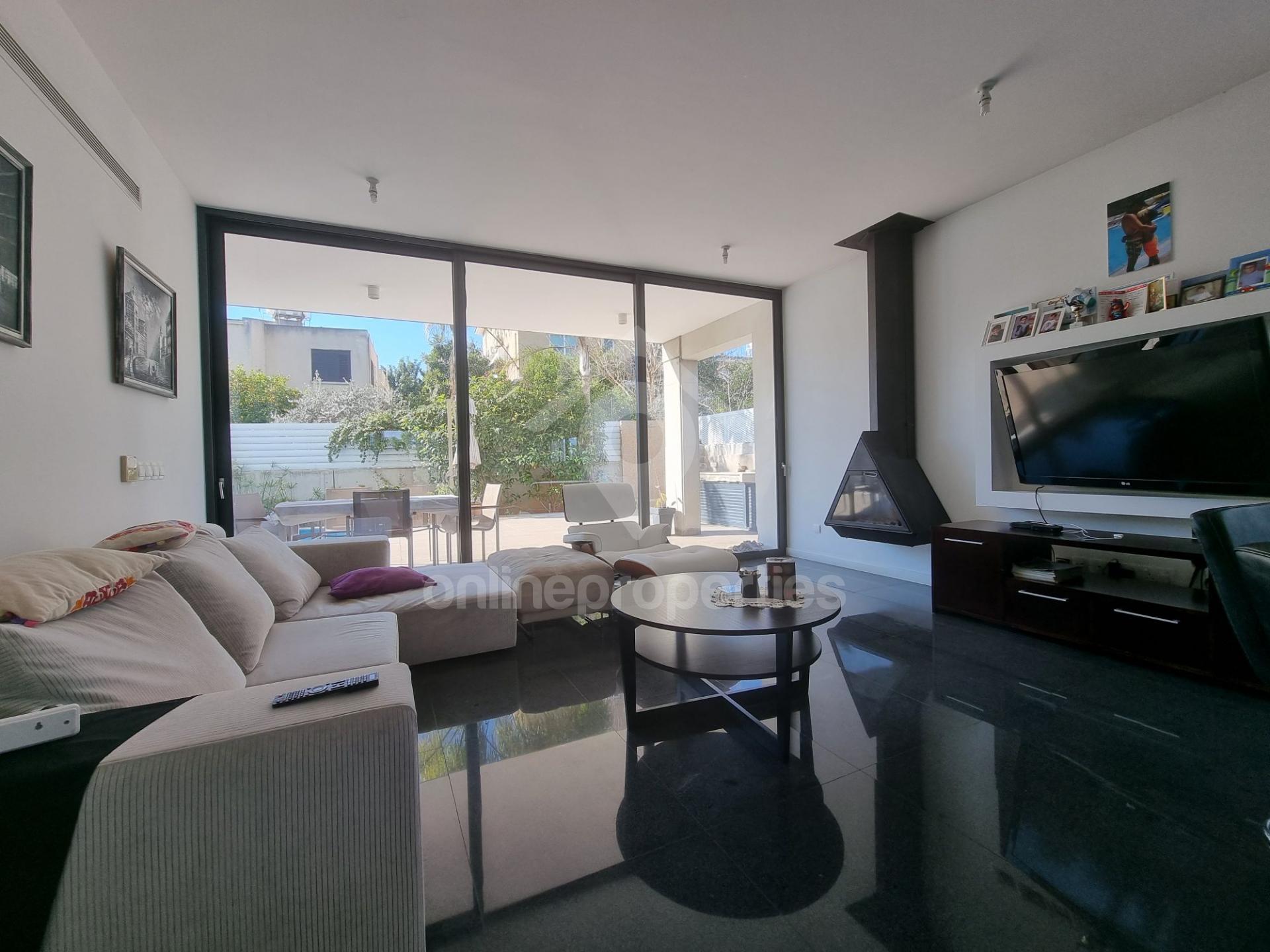 To change image, hover mouse over thumbnails below