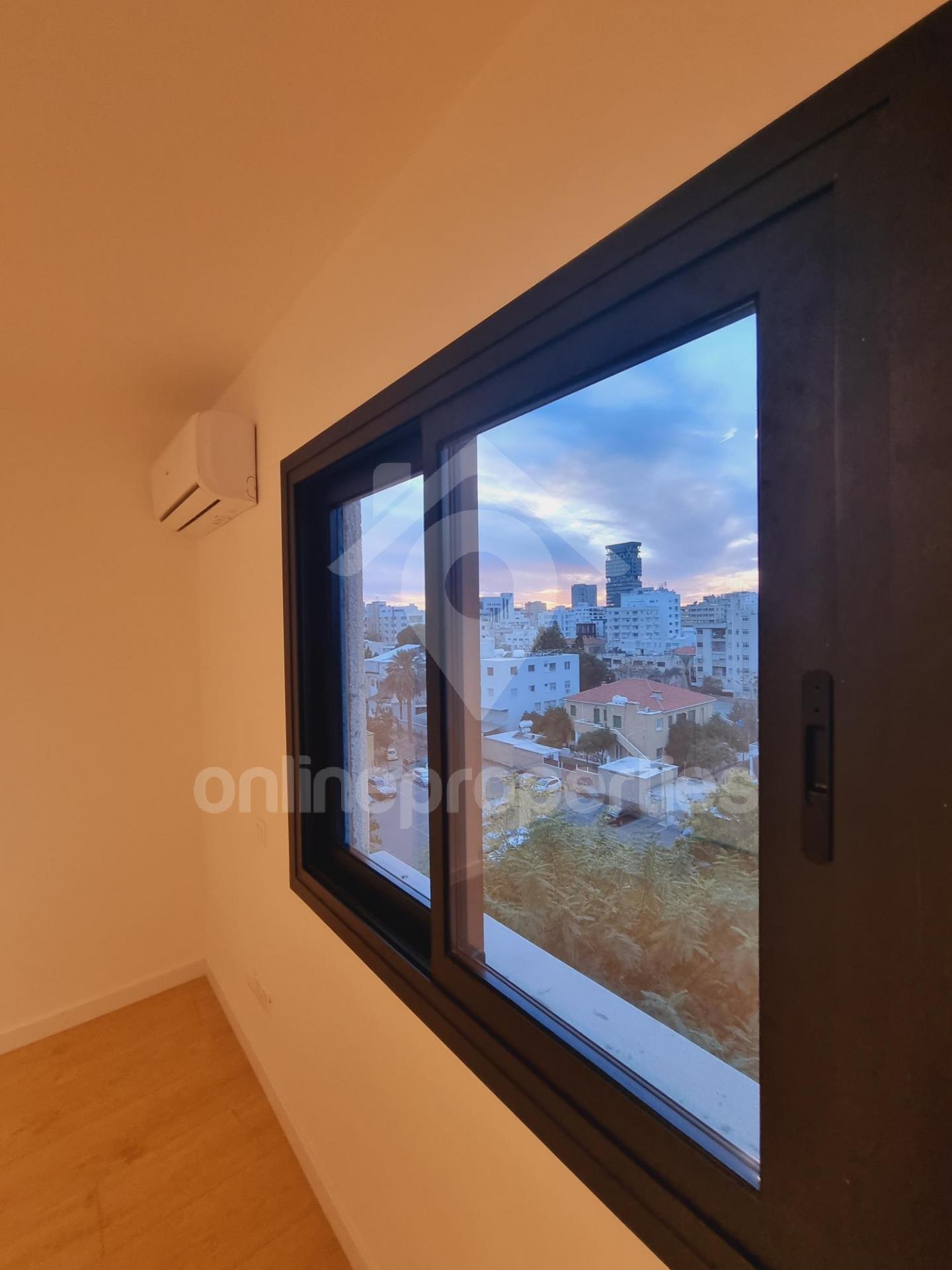 To change image, hover mouse over thumbnails below