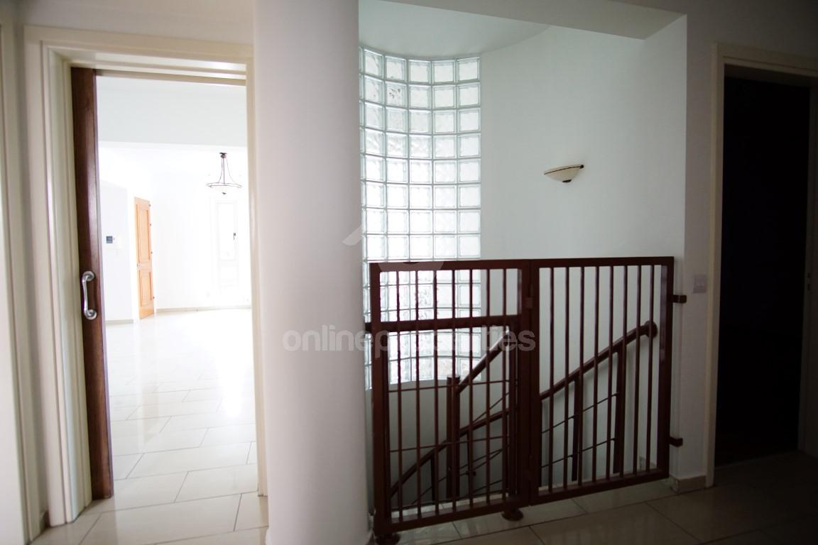 To change image, hover mouse over thumbnails below