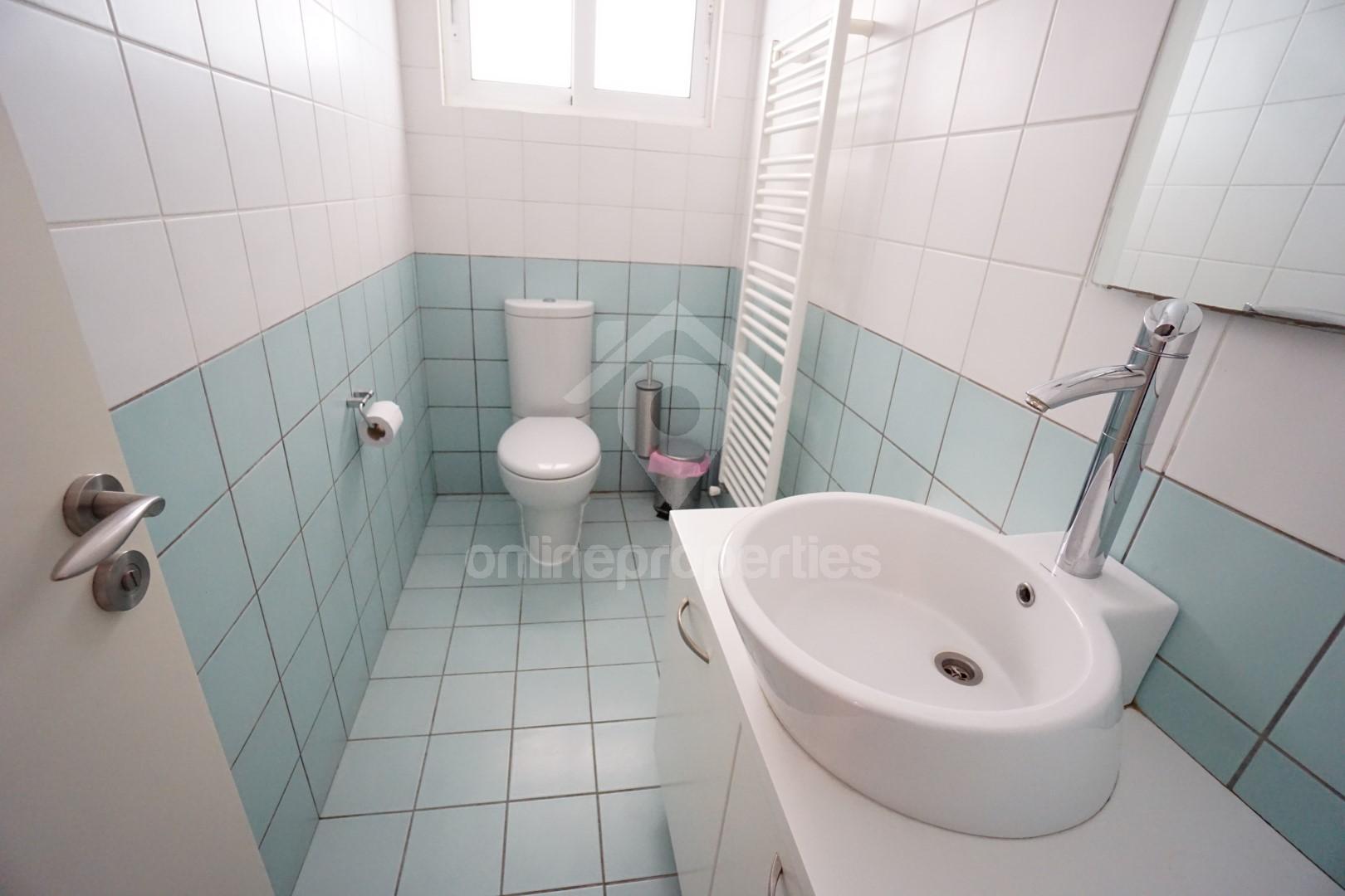 To change image, hover mouse over thumbnails below