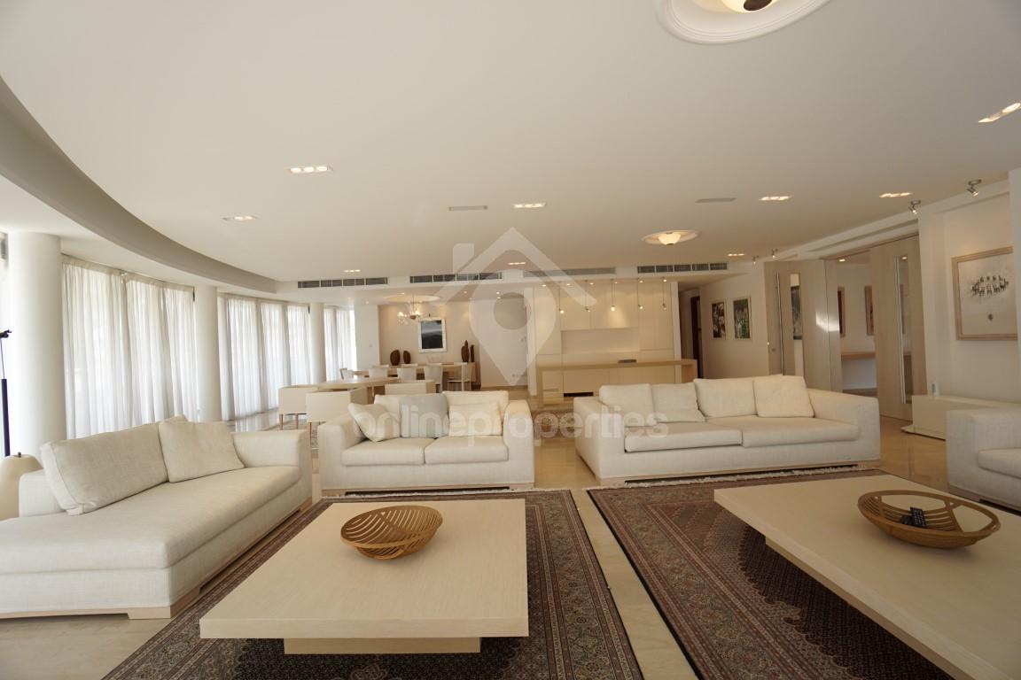 To change image, hover mouse over thumbnails below