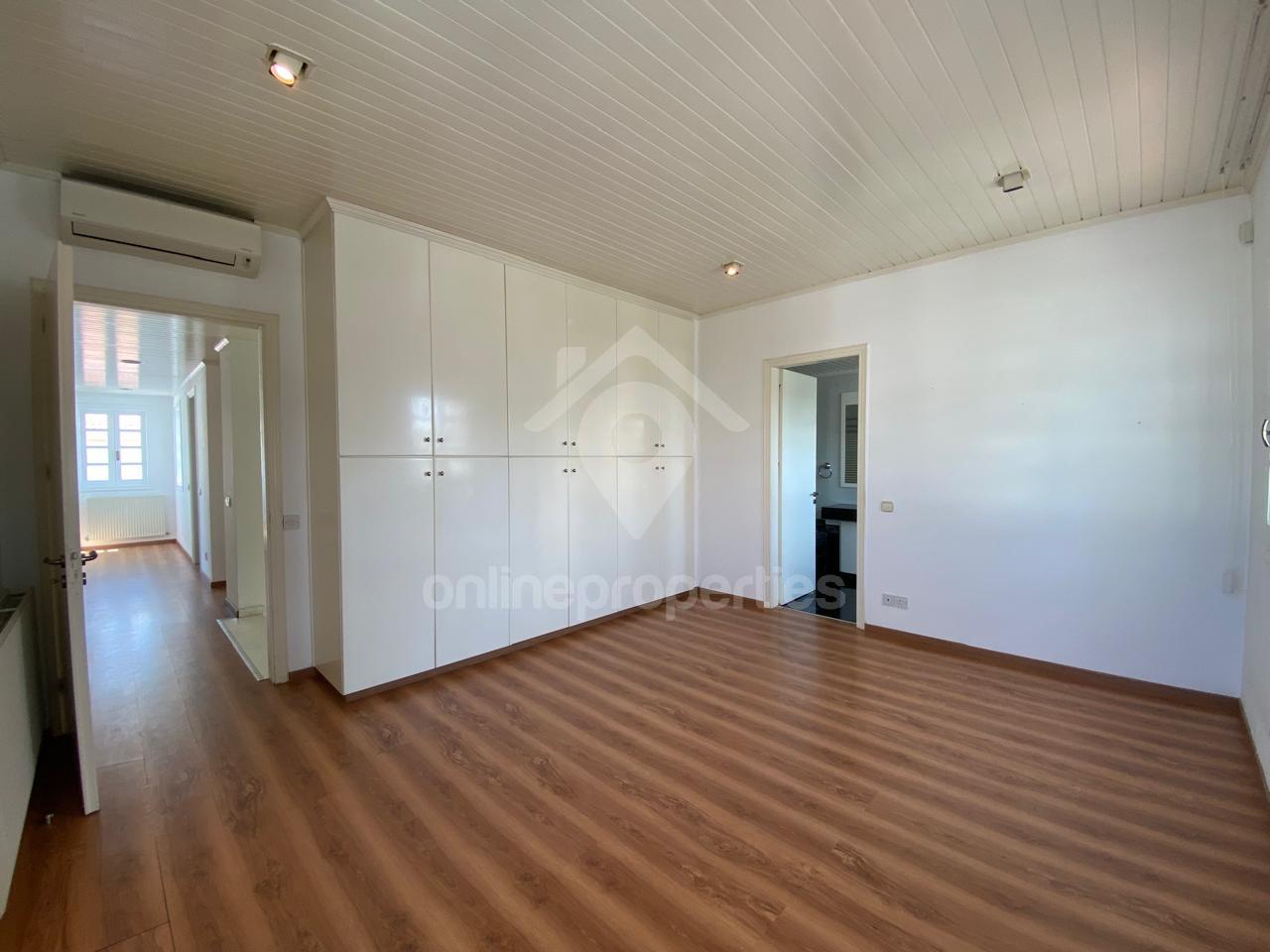 To change image, hover mouse over thumbnails below