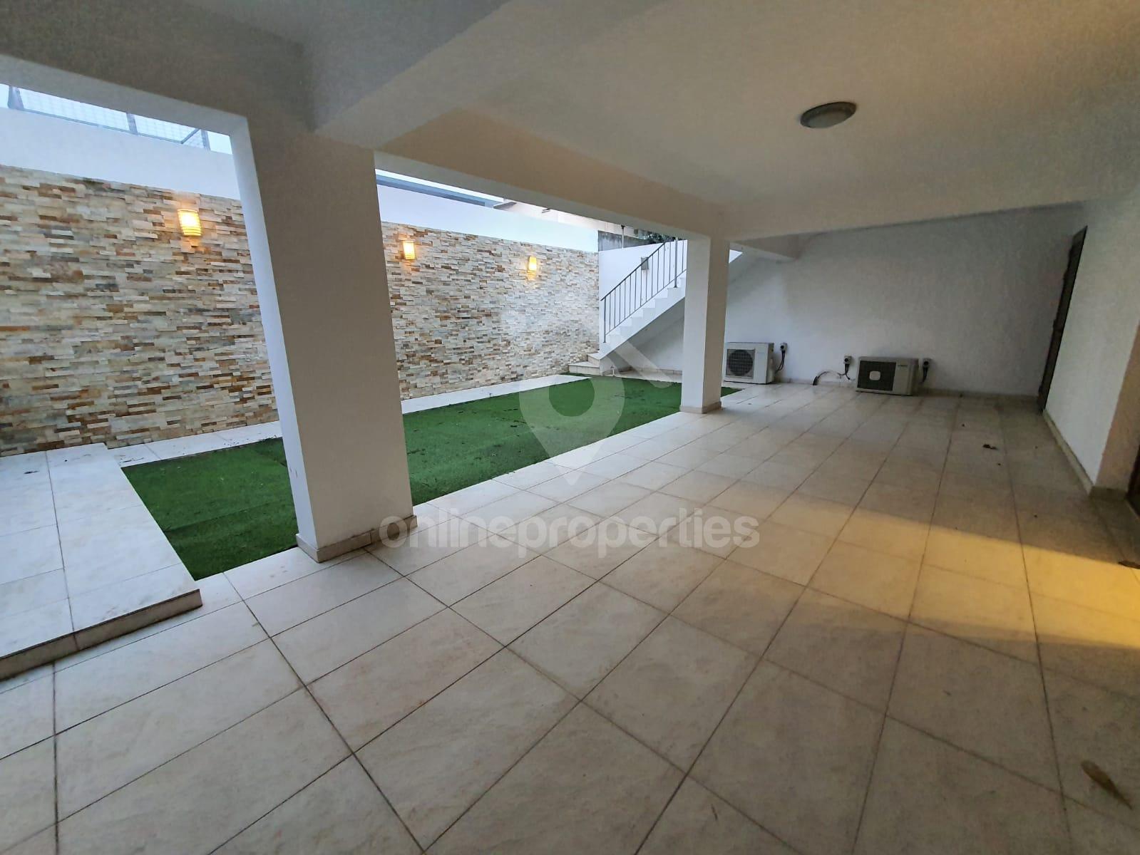 To change image, hover mouse over thumbnails below