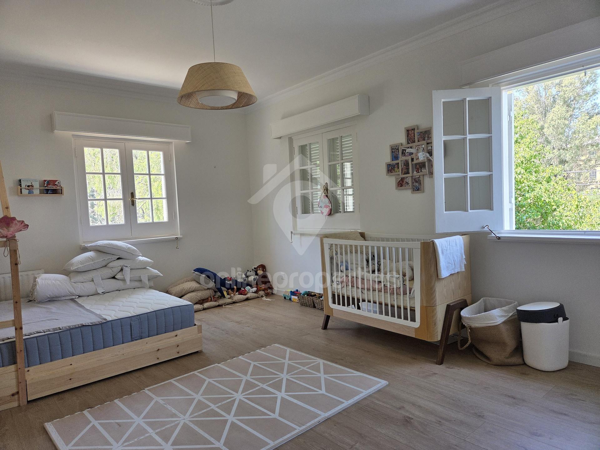 To change image, hover mouse over thumbnails below