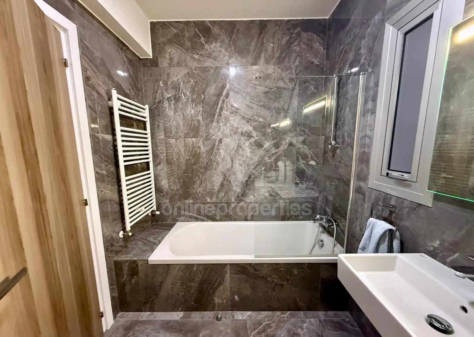 To change image, hover mouse over thumbnails below