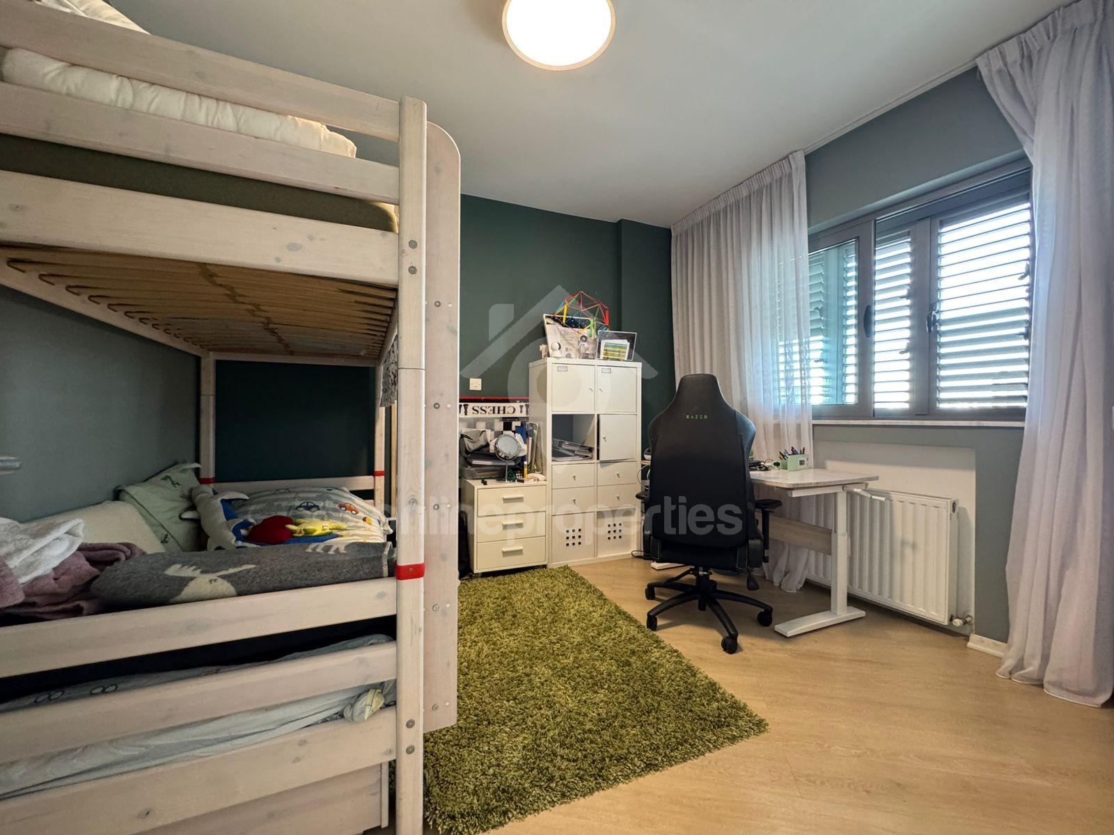 To change image, hover mouse over thumbnails below