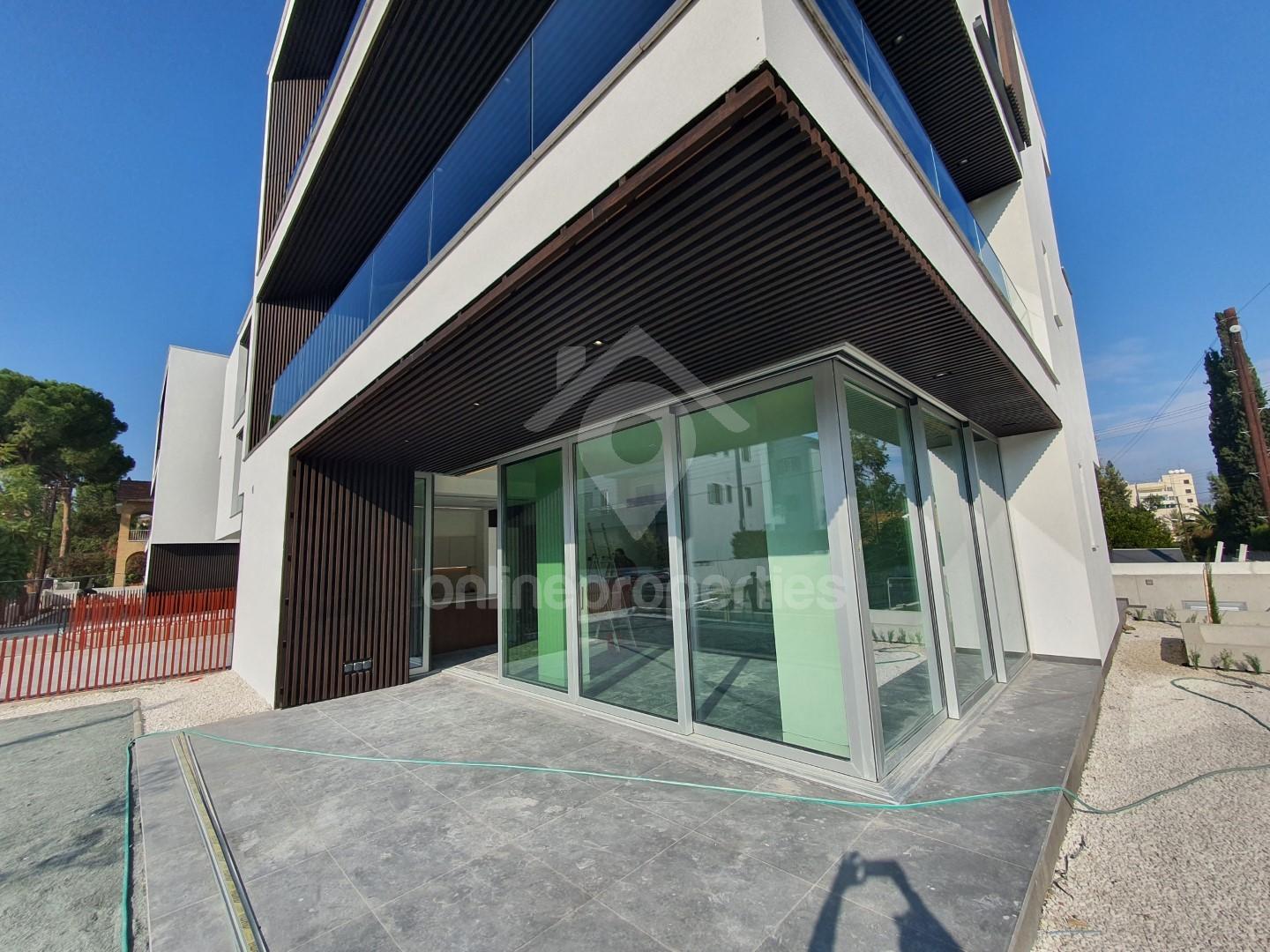 To change image, hover mouse over thumbnails below