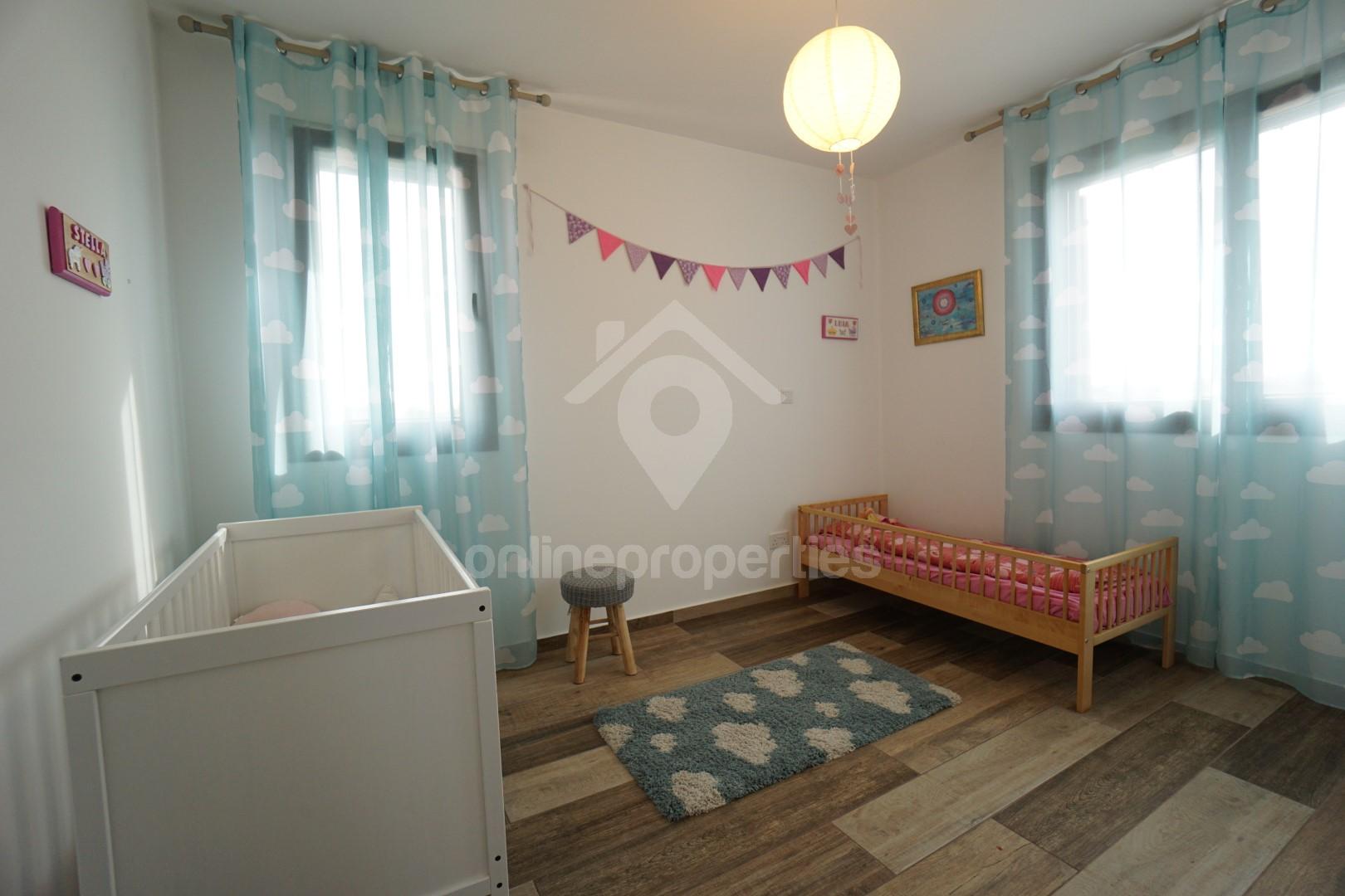 To change image, hover mouse over thumbnails below