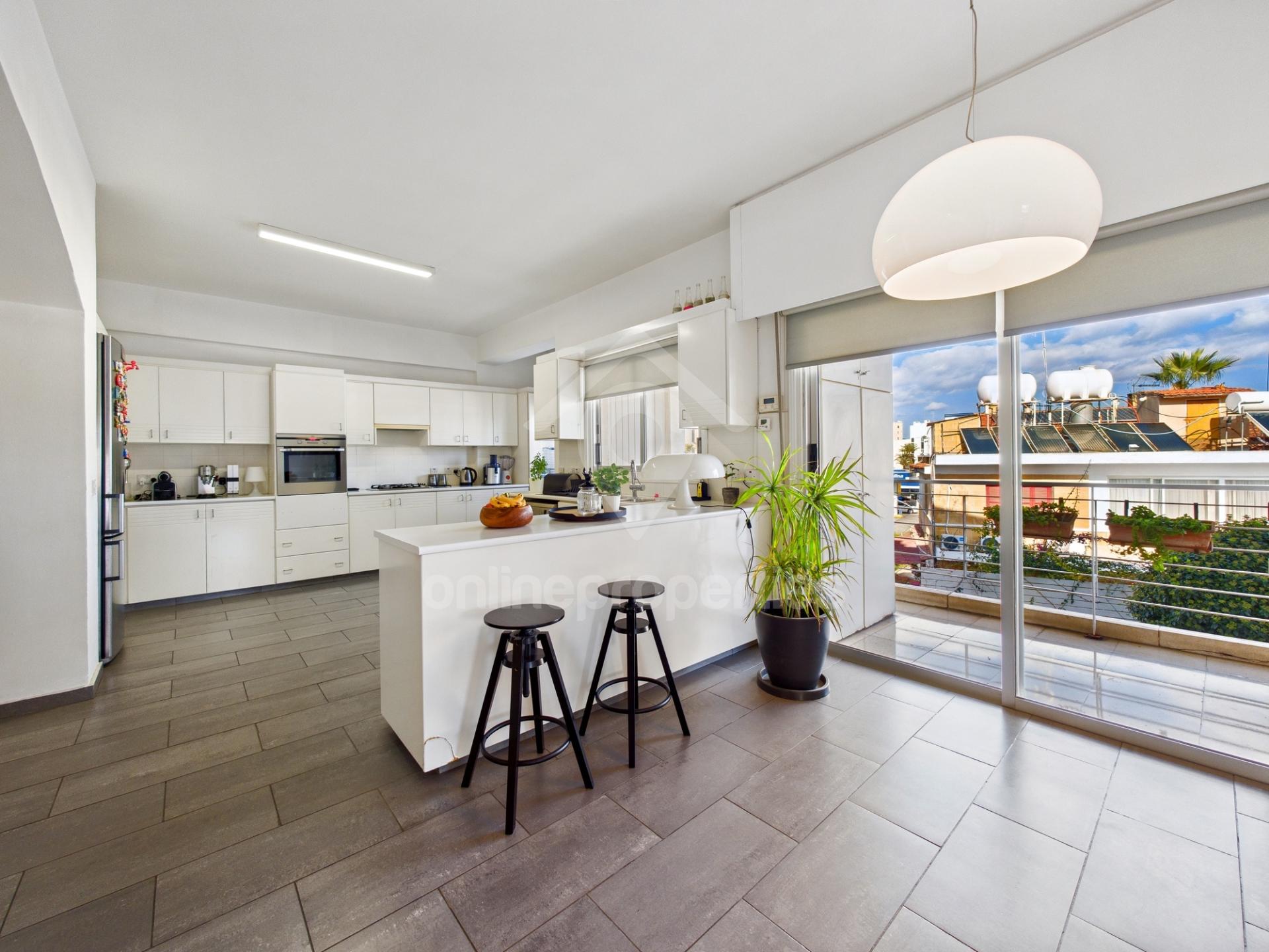 To change image, hover mouse over thumbnails below