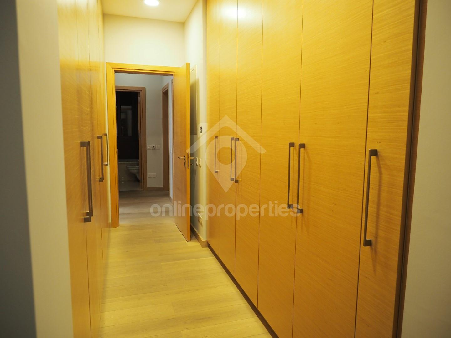 To change image, hover mouse over thumbnails below