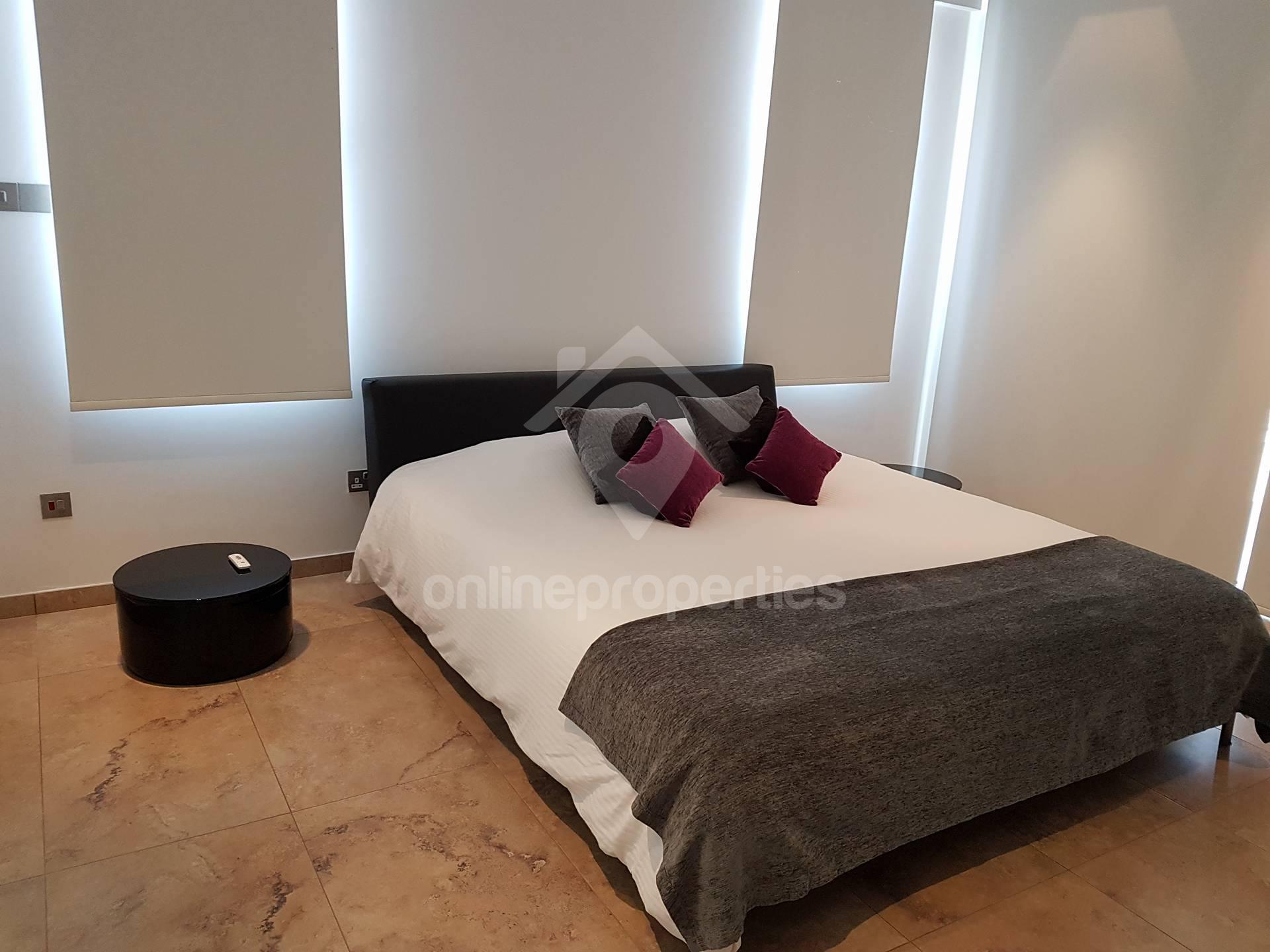 To change image, hover mouse over thumbnails below