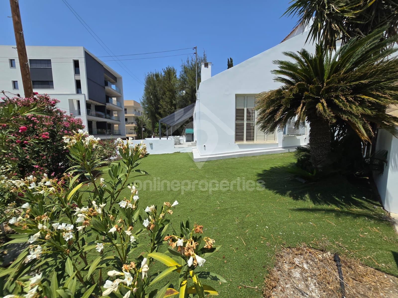 To change image, hover mouse over thumbnails below