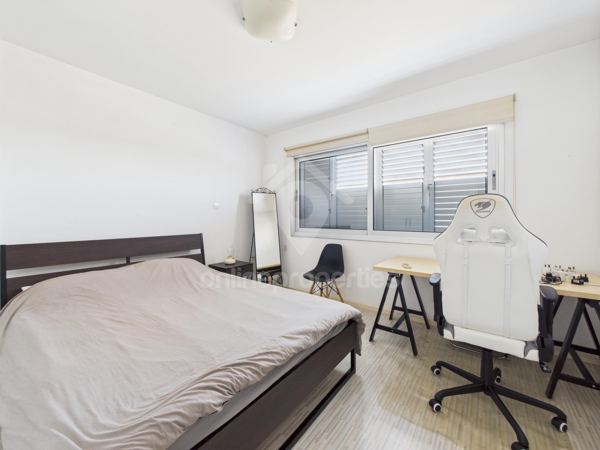 To change image, hover mouse over thumbnails below