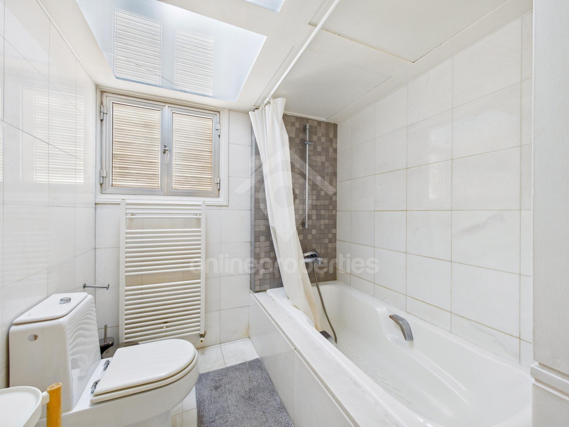 To change image, hover mouse over thumbnails below