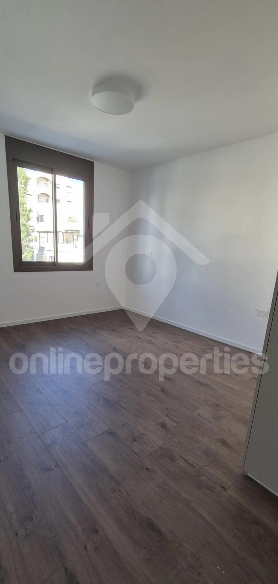 To change image, hover mouse over thumbnails below