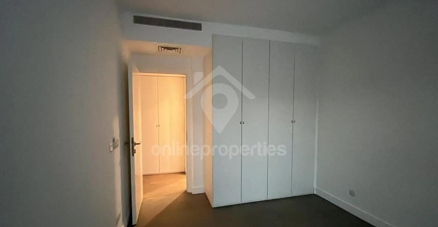 To change image, hover mouse over thumbnails below