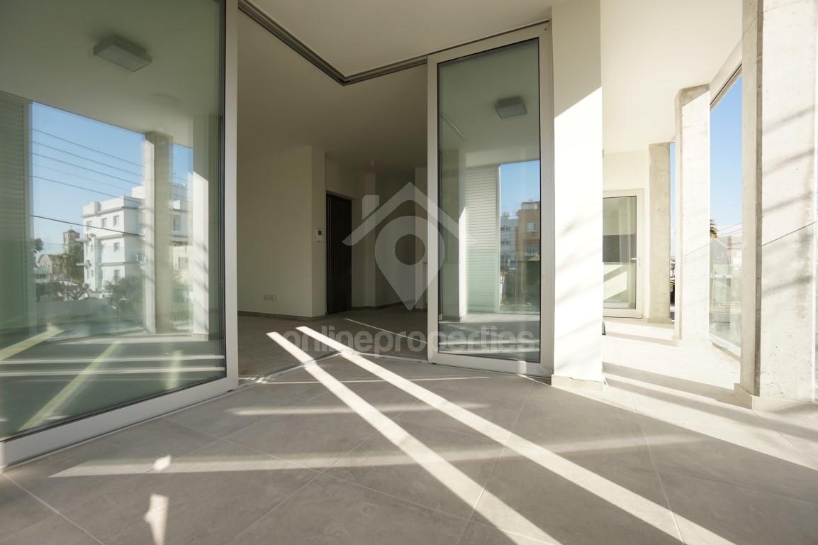 To change image, hover mouse over thumbnails below