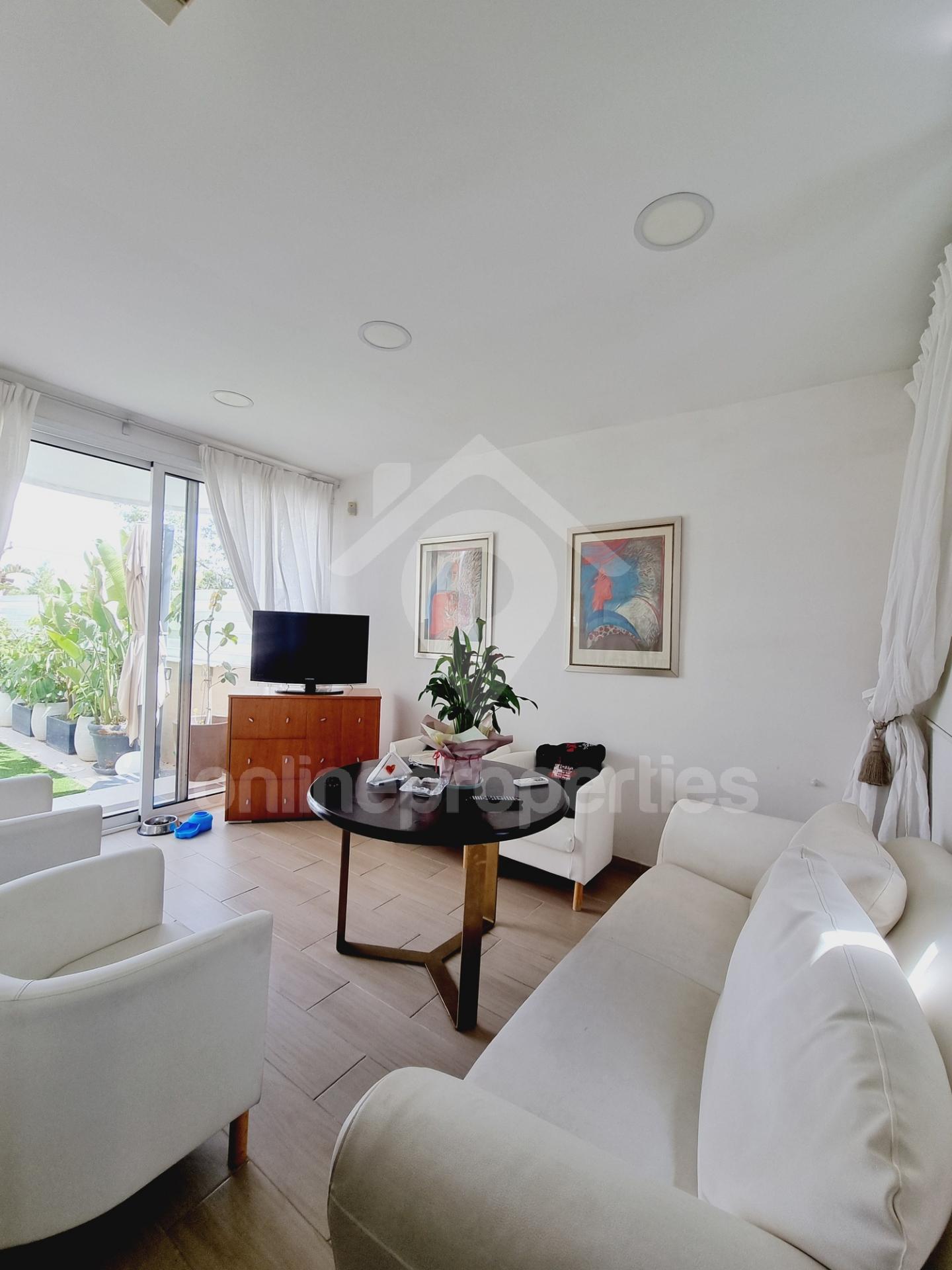 To change image, hover mouse over thumbnails below