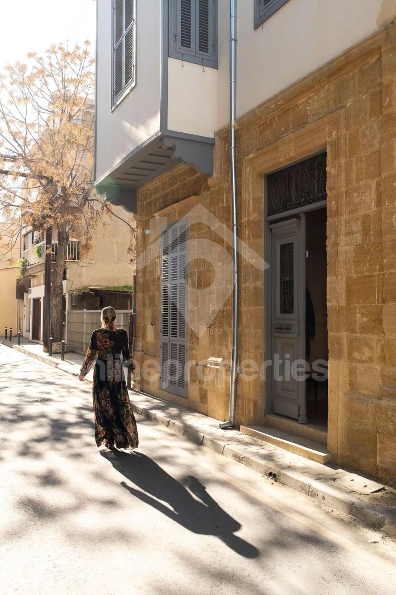 To change image, hover mouse over thumbnails below