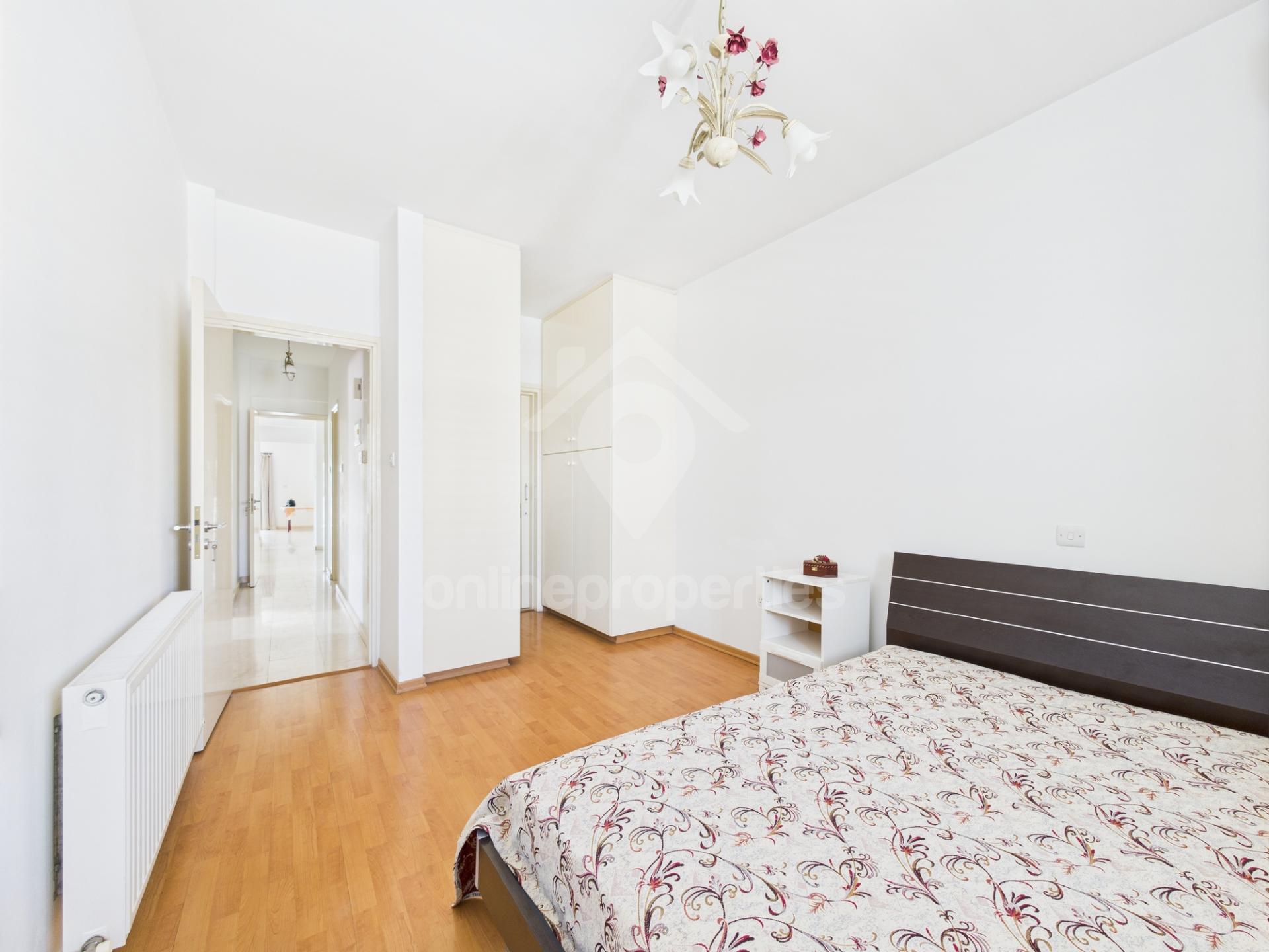 To change image, hover mouse over thumbnails below