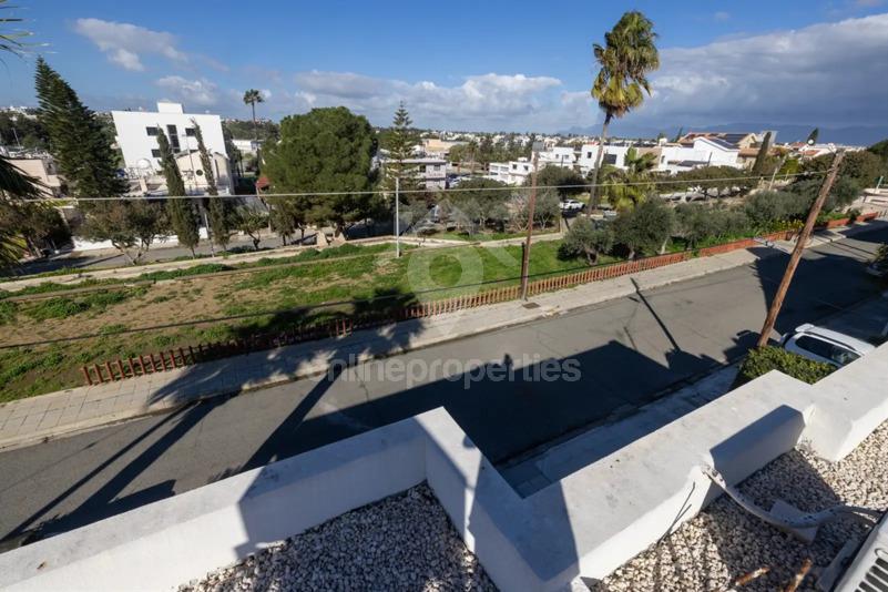 To change image, hover mouse over thumbnails below