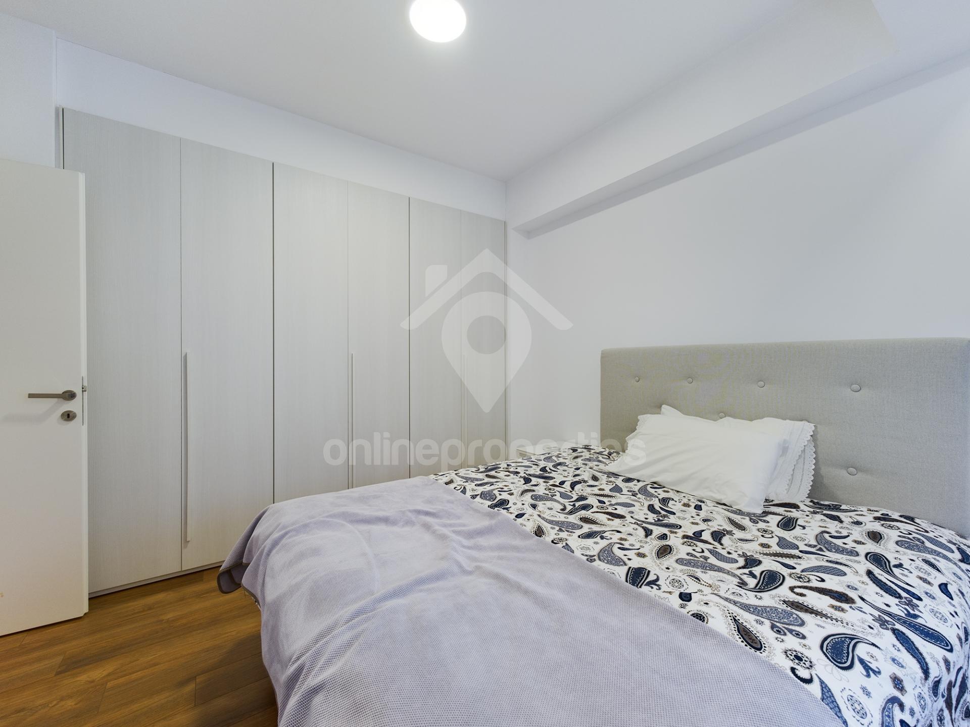 To change image, hover mouse over thumbnails below