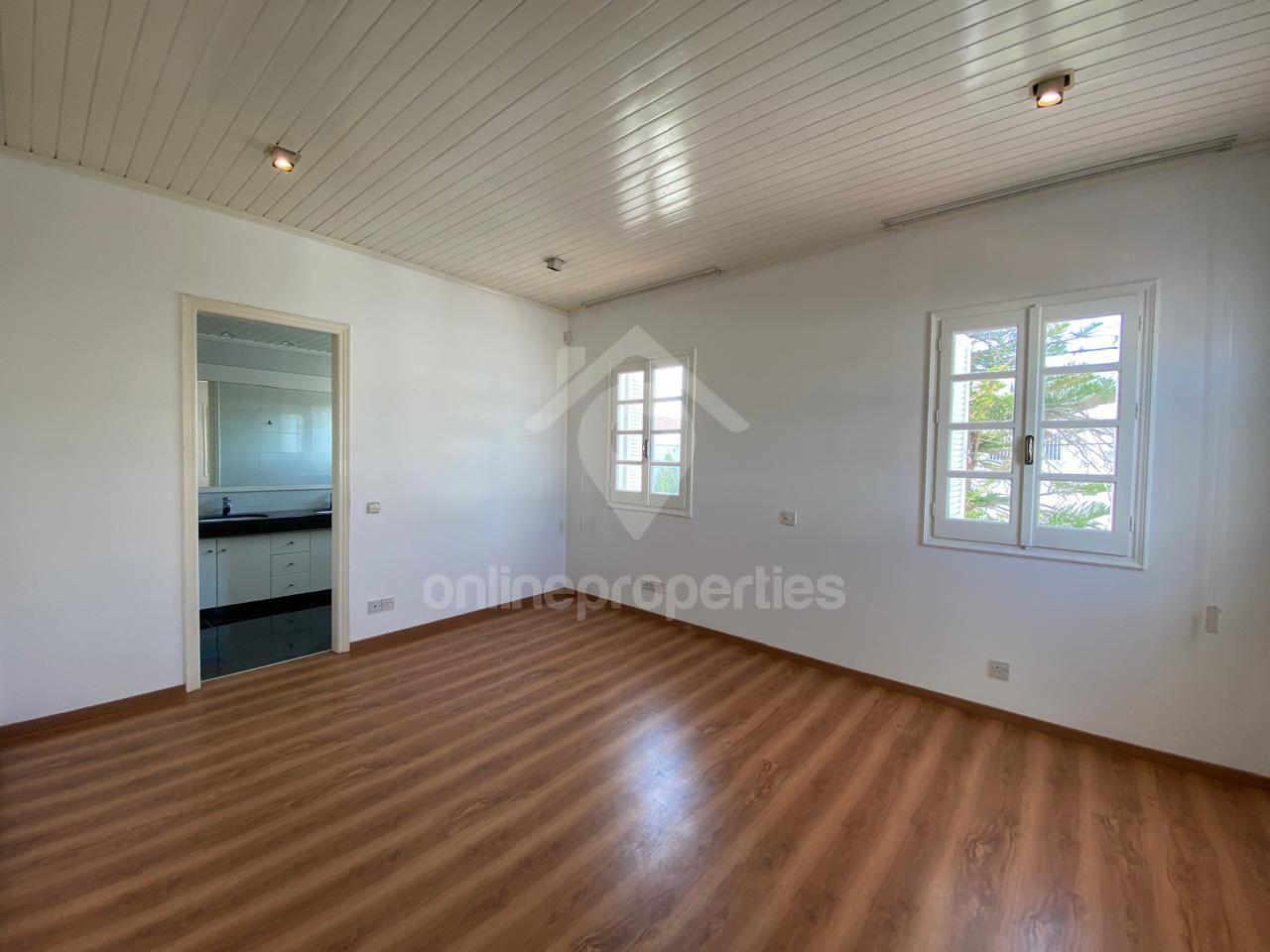 To change image, hover mouse over thumbnails below