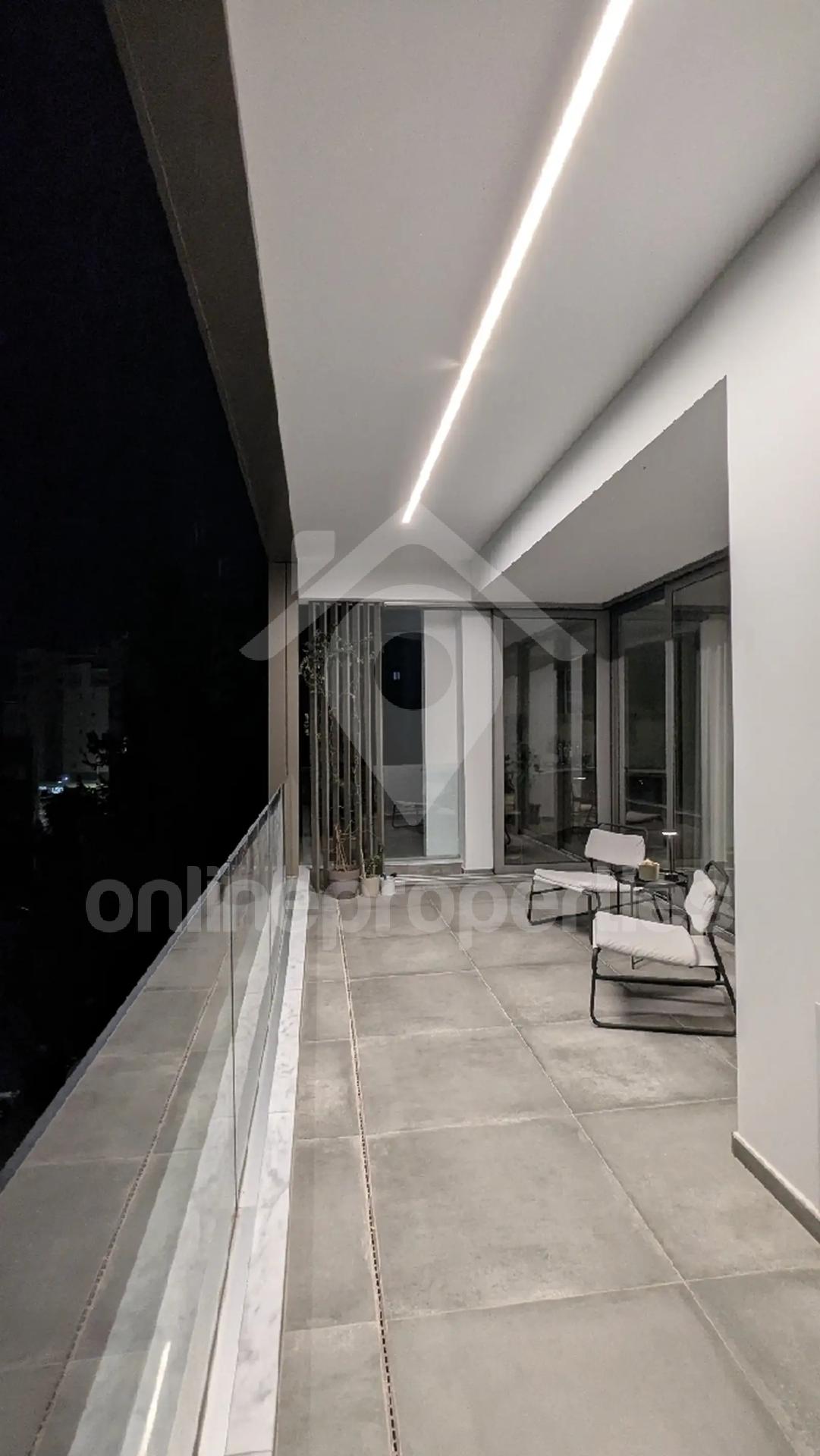 To change image, hover mouse over thumbnails below