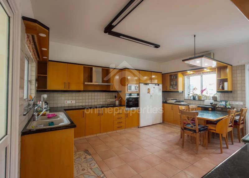 To change image, hover mouse over thumbnails below