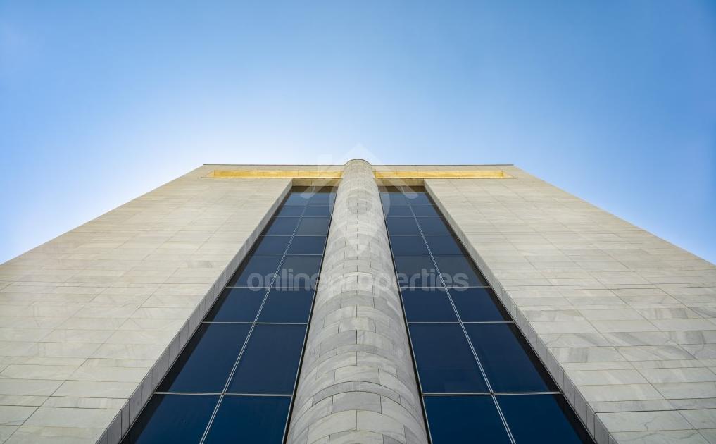 To change image, hover mouse over thumbnails below