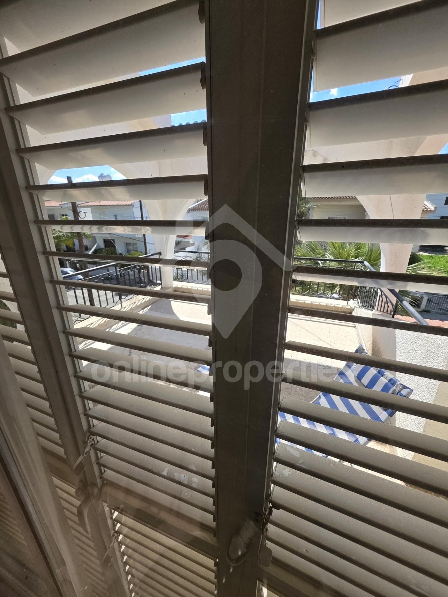 To change image, hover mouse over thumbnails below