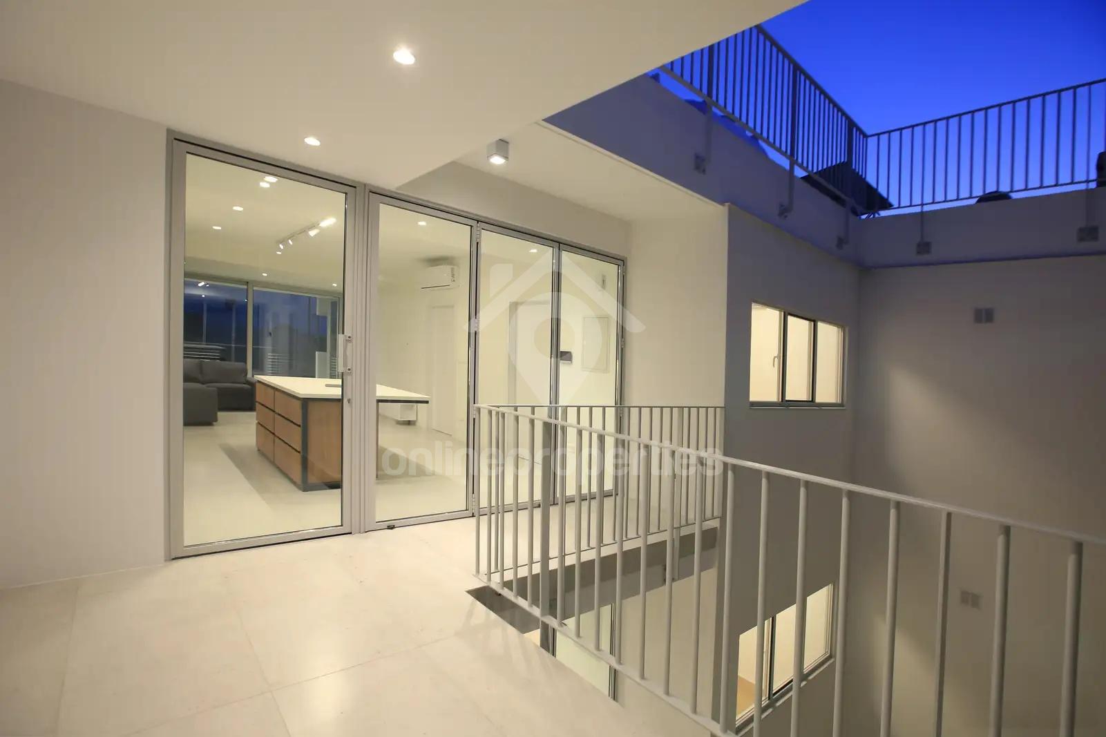 To change image, hover mouse over thumbnails below