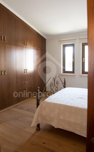 To change image, hover mouse over thumbnails below