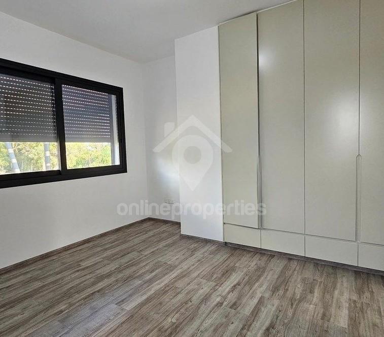 To change image, hover mouse over thumbnails below