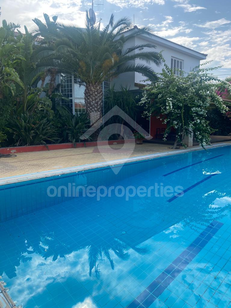 To change image, hover mouse over thumbnails below