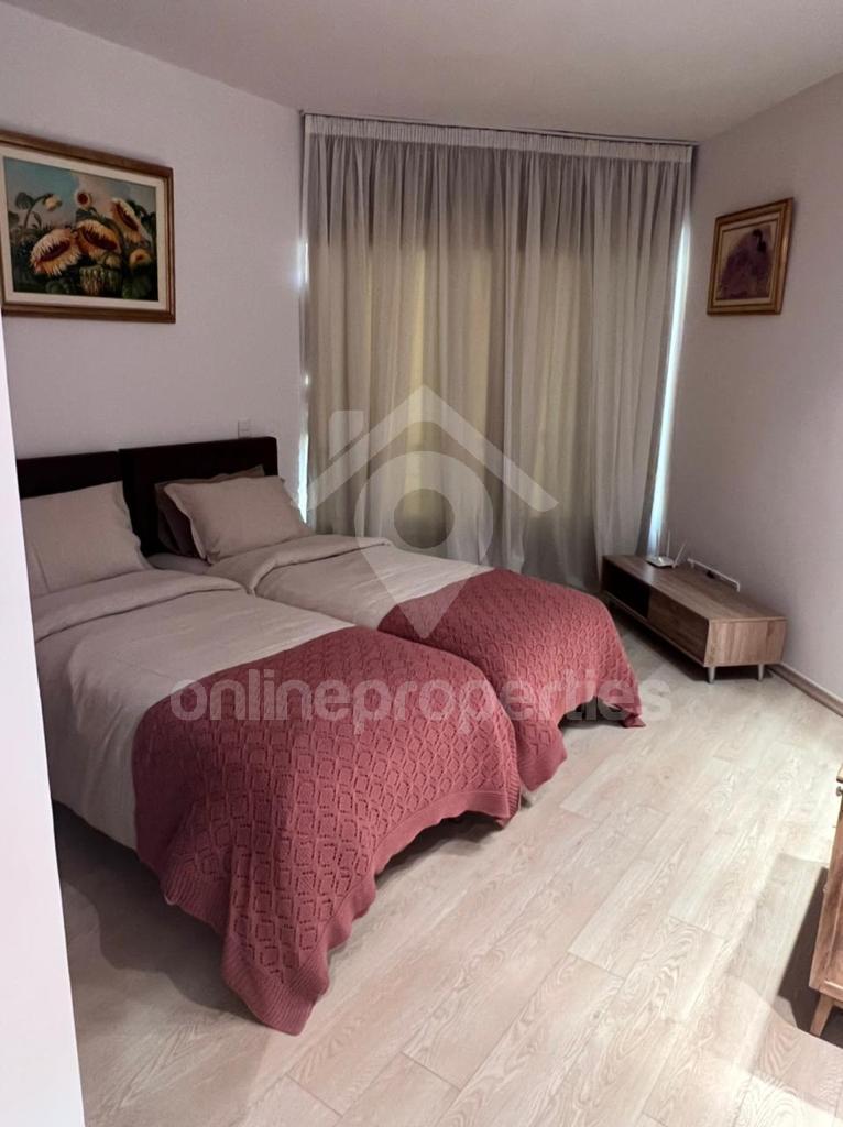 To change image, hover mouse over thumbnails below