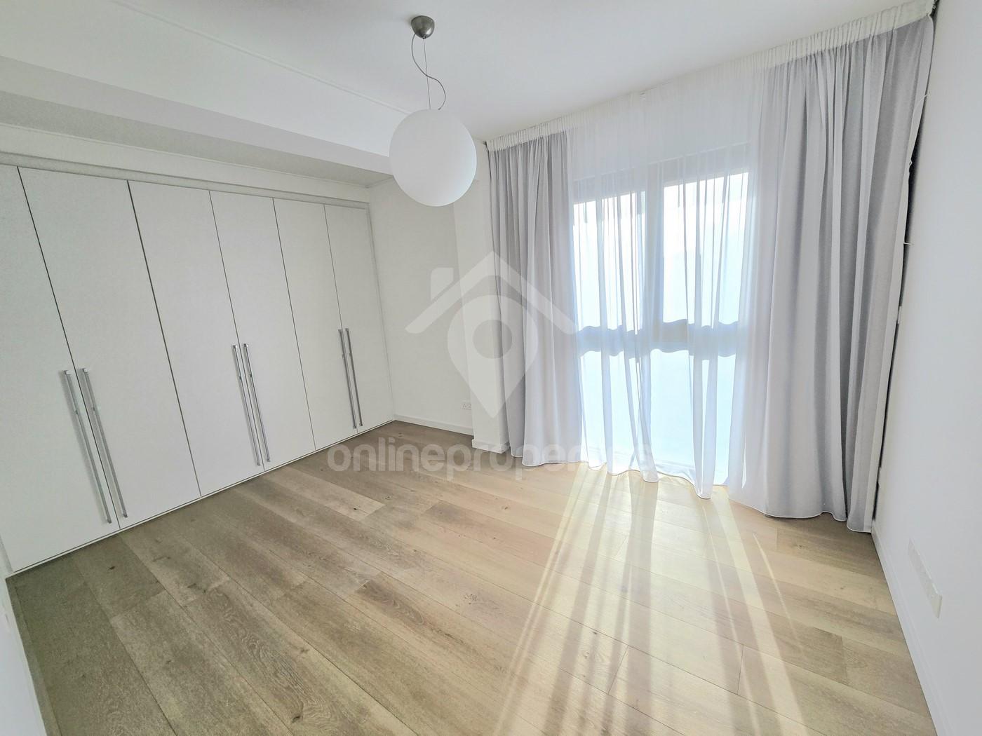 To change image, hover mouse over thumbnails below